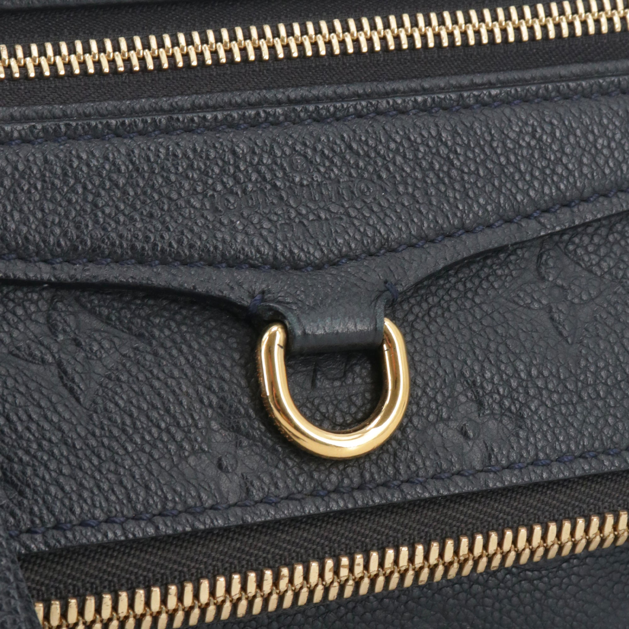 LOUIS VUITTON - Pochette Pétillante Louis Vuitton en cuir empreinte bleu marine