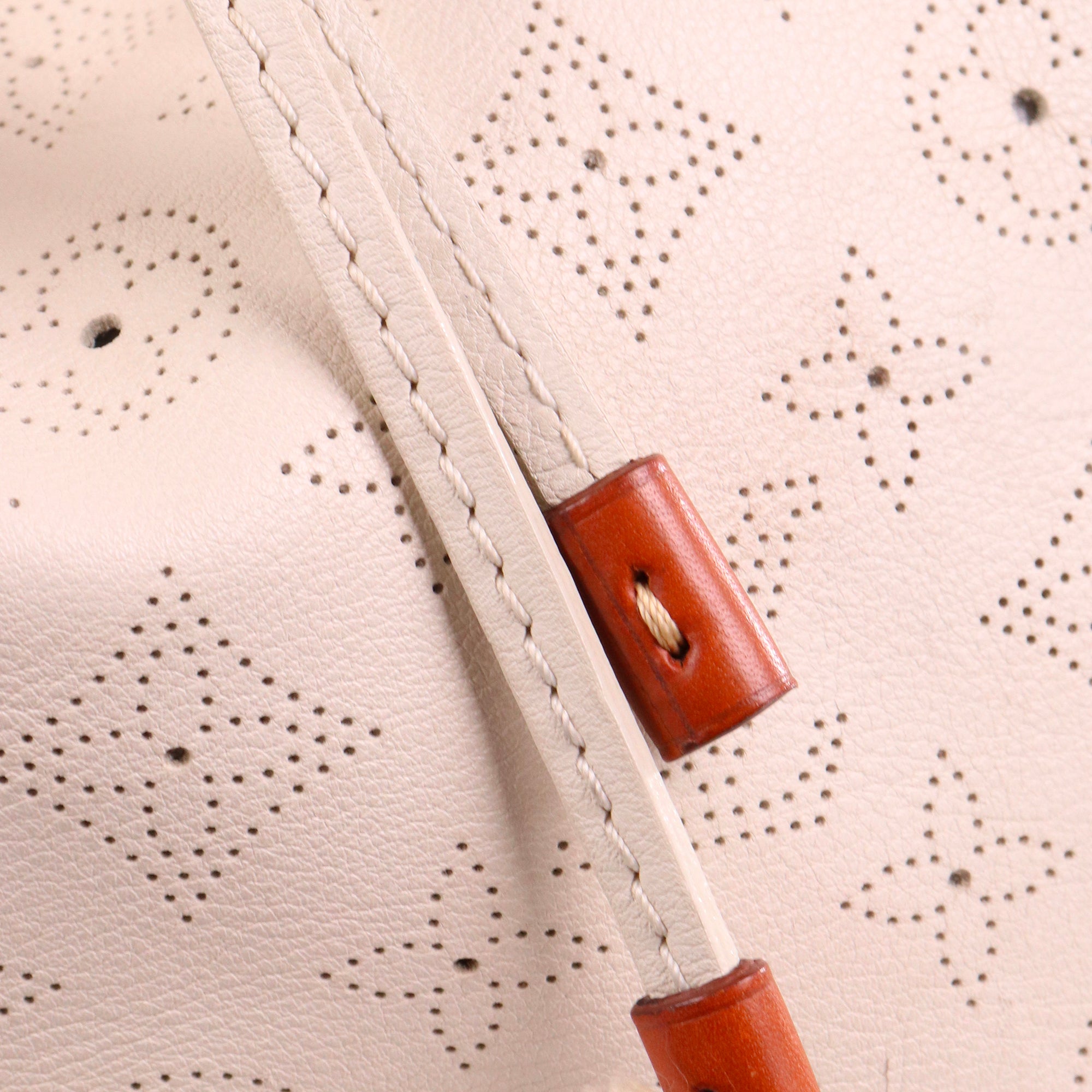 LOUIS VUITTON - Sac à épaule Onatah Louis Vuitton en cuir blanc