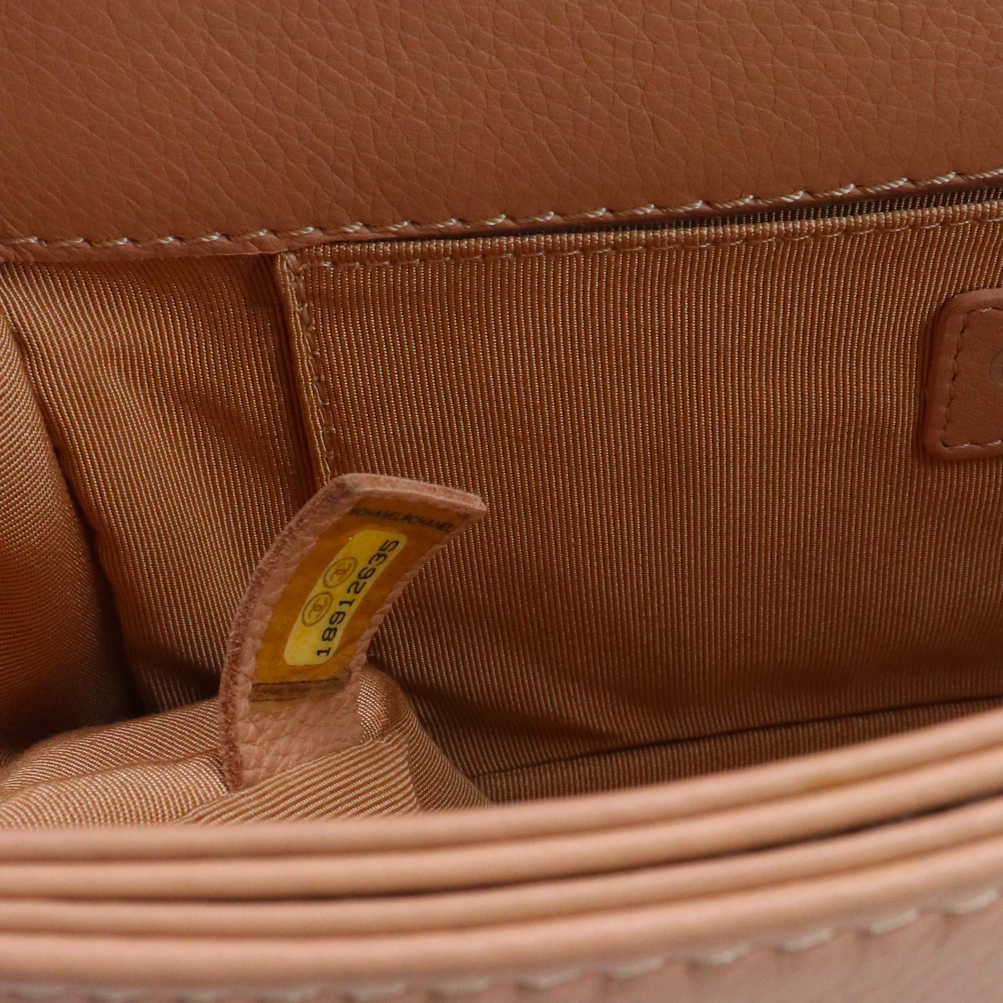 CHANEL - Sac à bandoulière Boy medium Chanel en cuir grainé beige