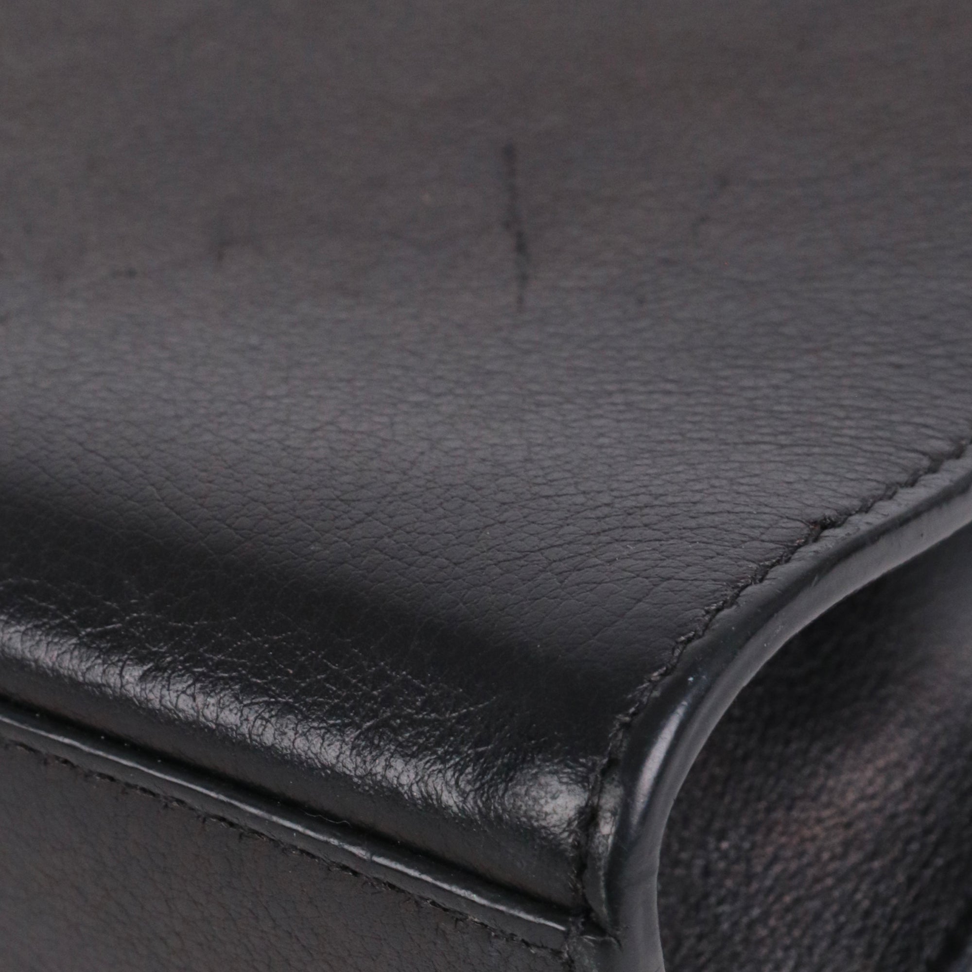 SAINT LAURENT - Sac à bandoulière Envelope Saint Laurent à franges en cuir noir