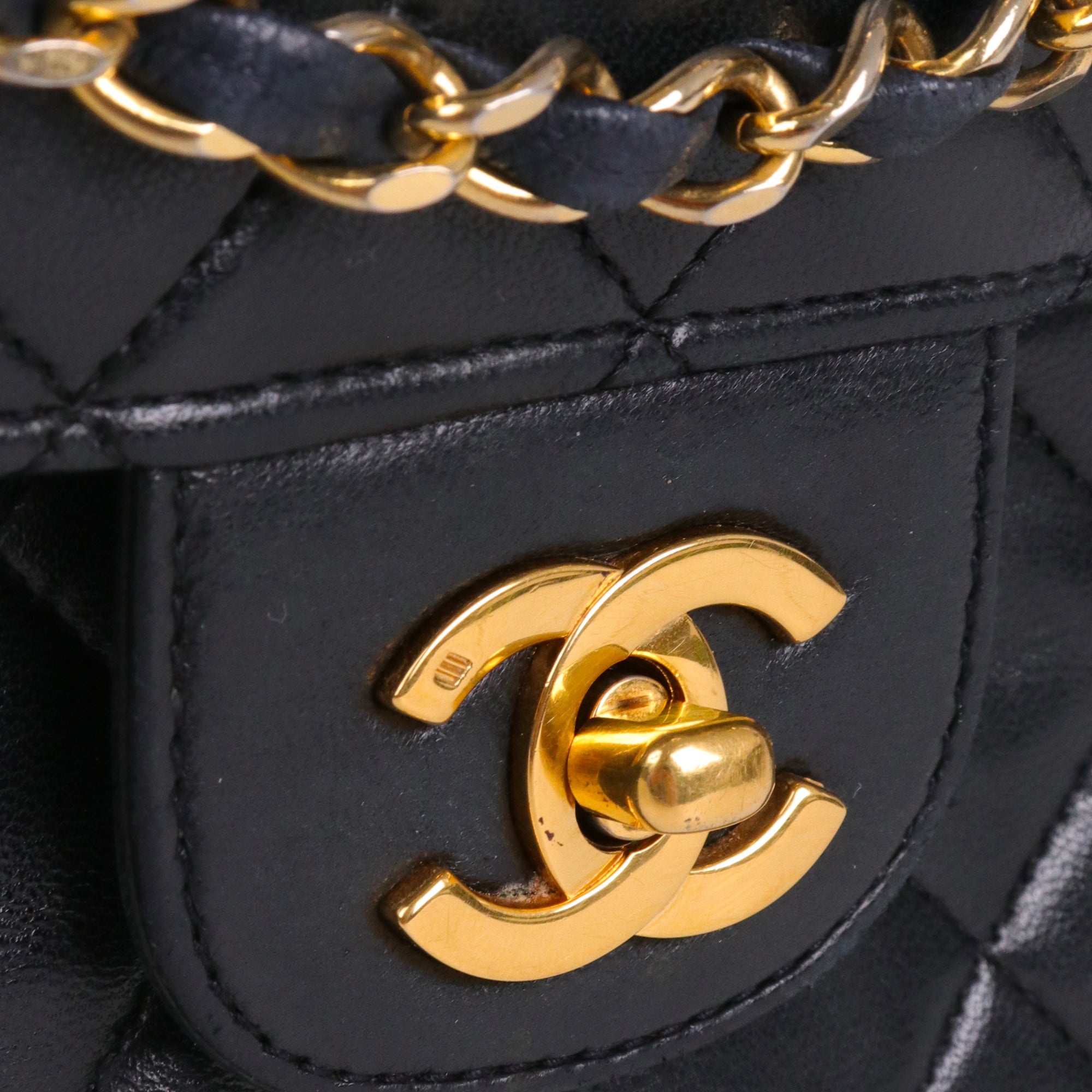 CHANEL - Sac à main Timeless/Classique medium Chanel double flap en cuir matelassé noir vintage