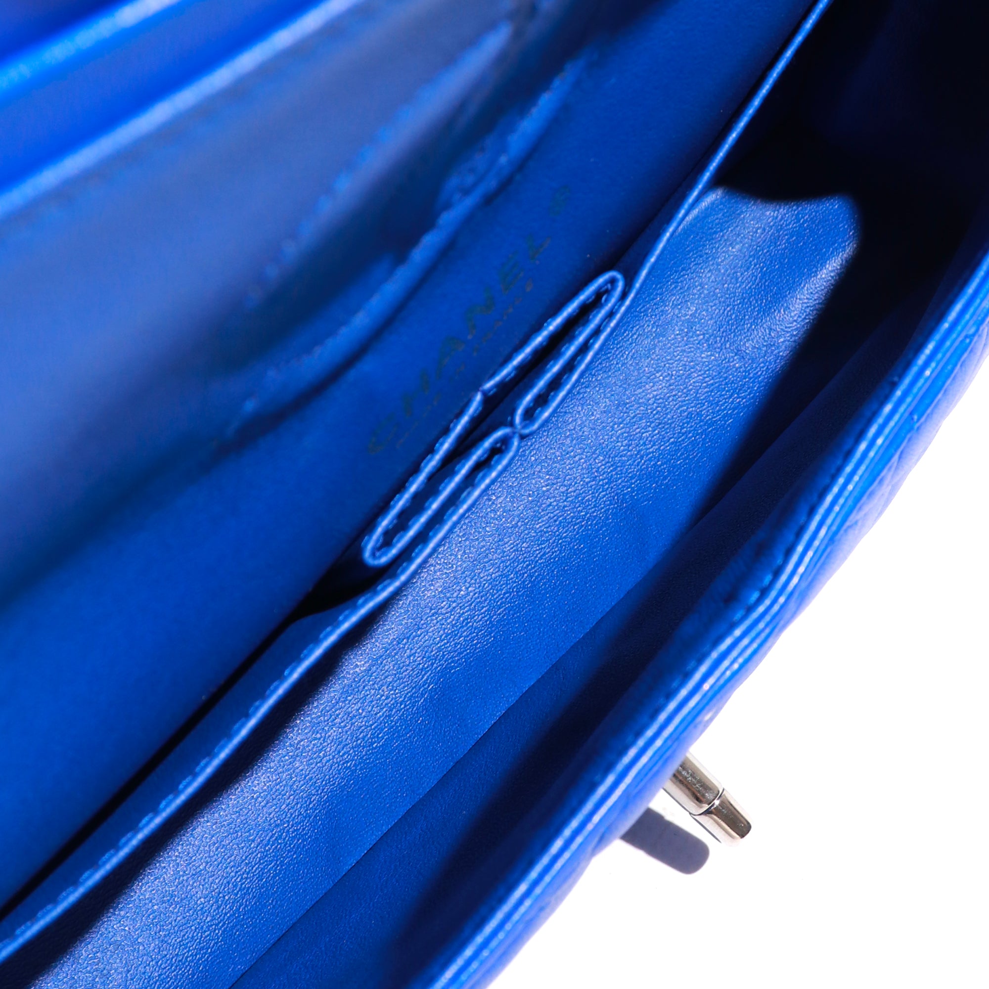 CHANEL - Sac à main Timeless 25 double flap en cuir matelassé bleu électrique