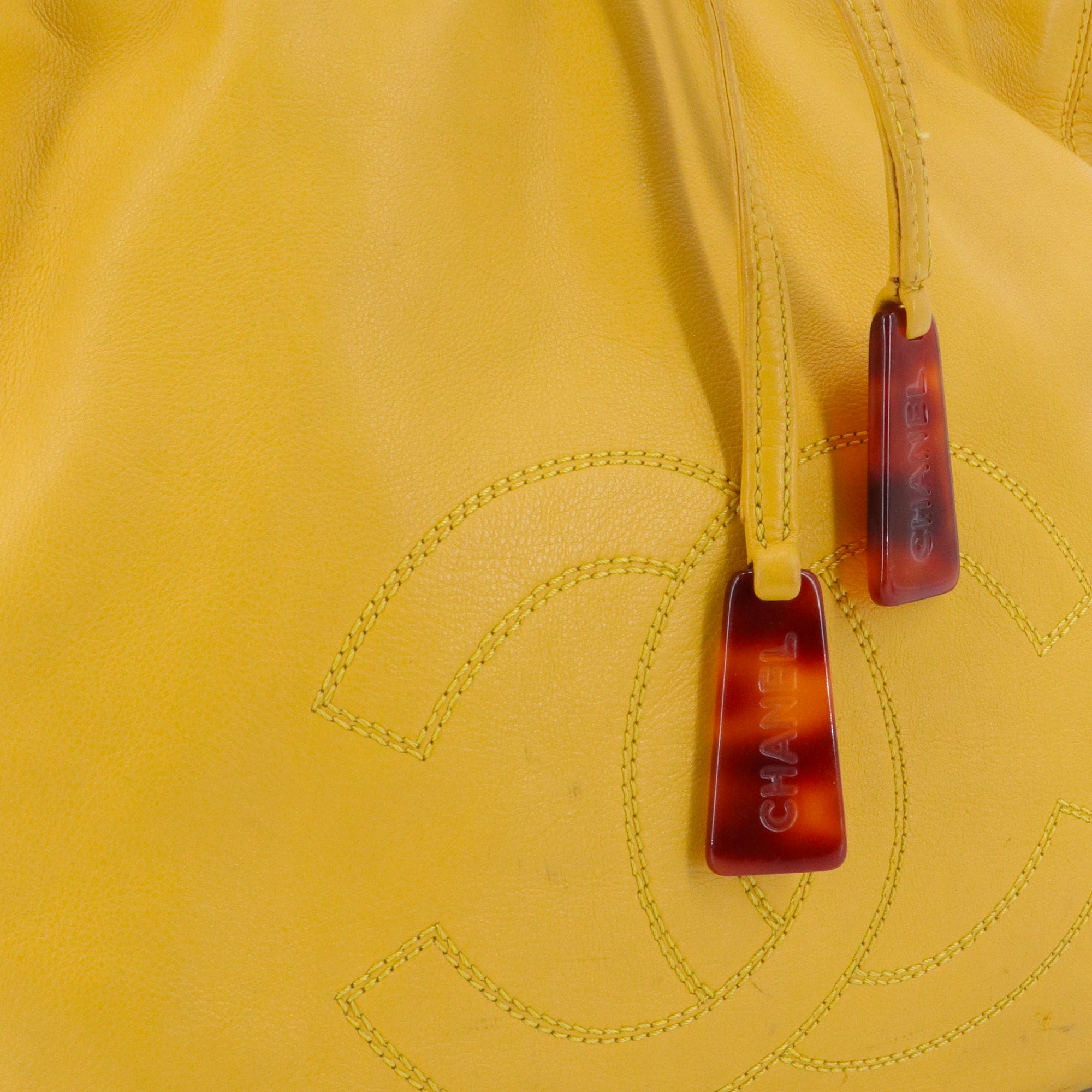 CHANEL - Sac à main Drawstring Ring Handle Chanel en cuir jaune vintage