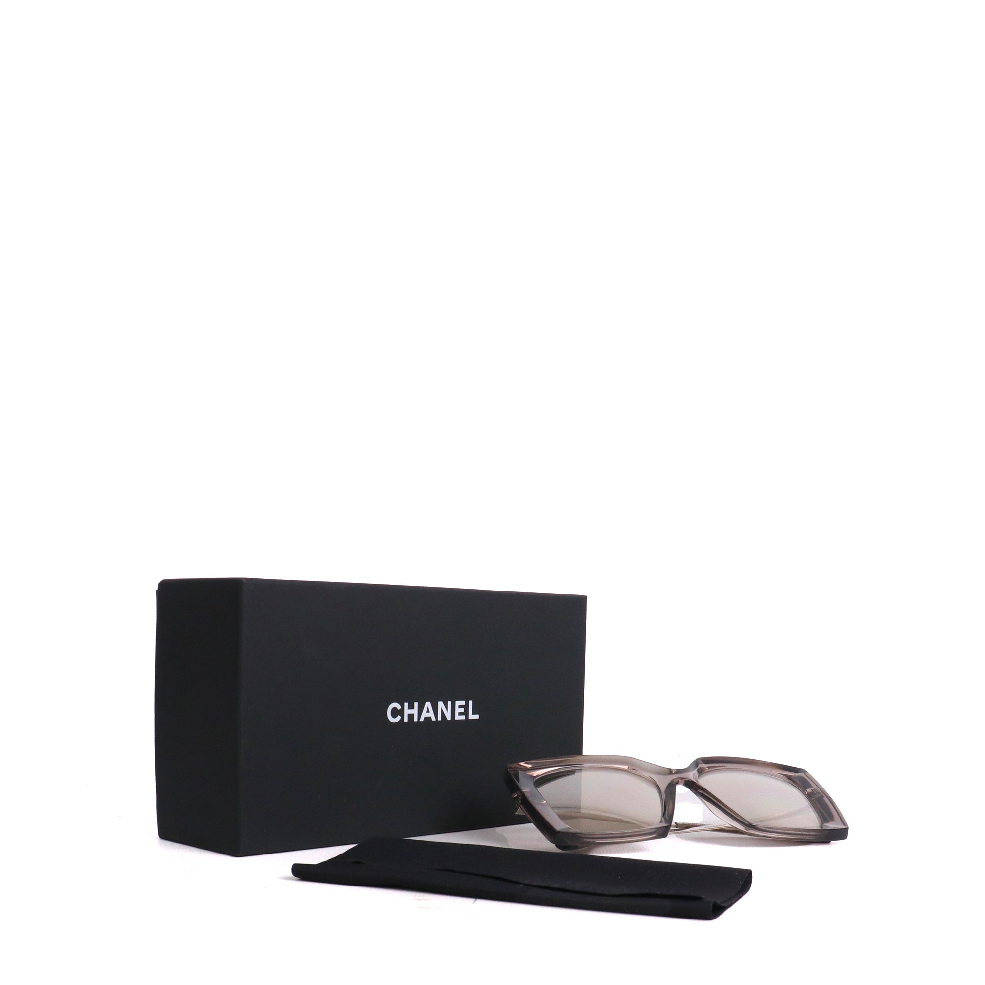 CHANEL - Lunettes de soleil Chanel en plastique transparent