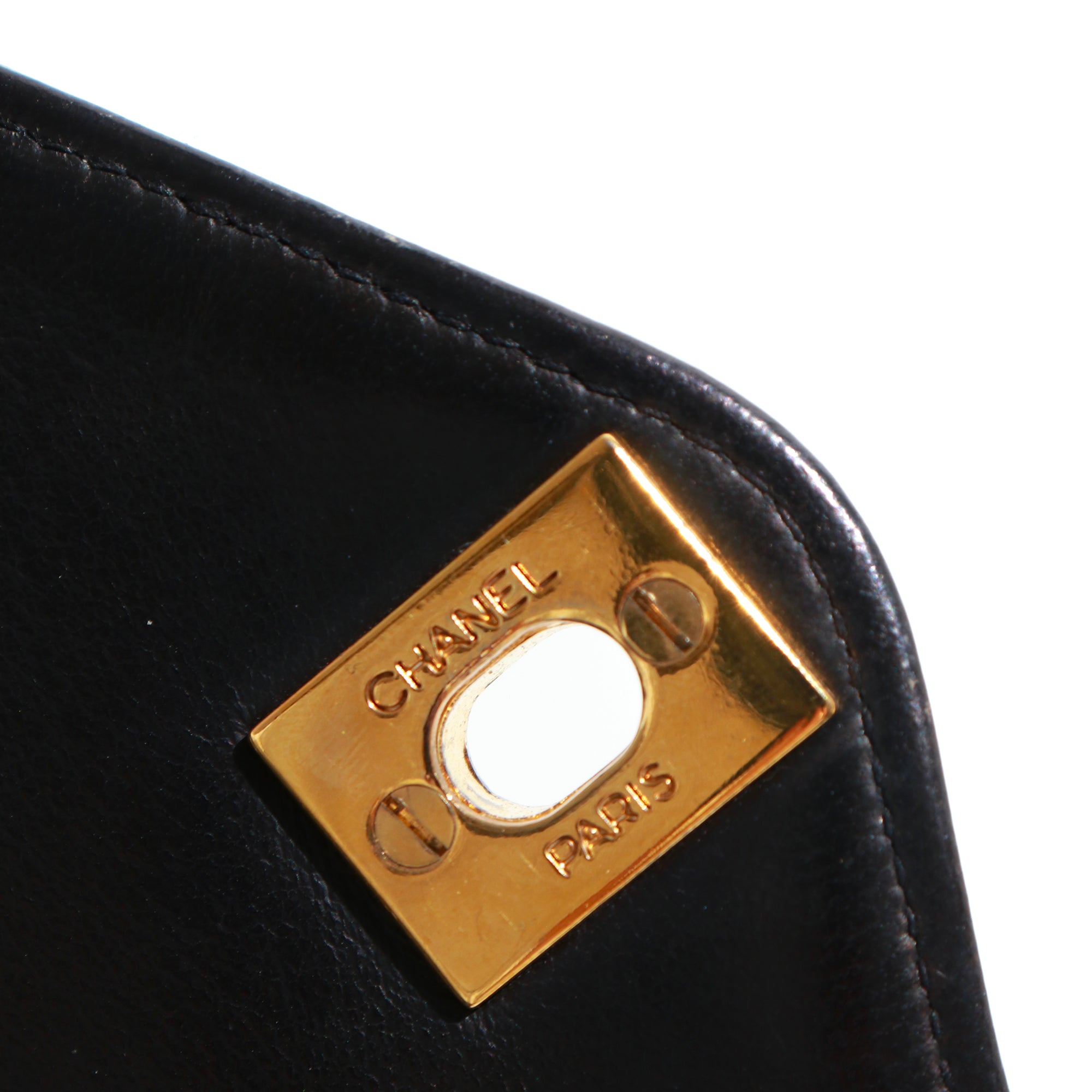 CHANEL - Sac à main Timeless 25 cuir chevrons noir édition limitée