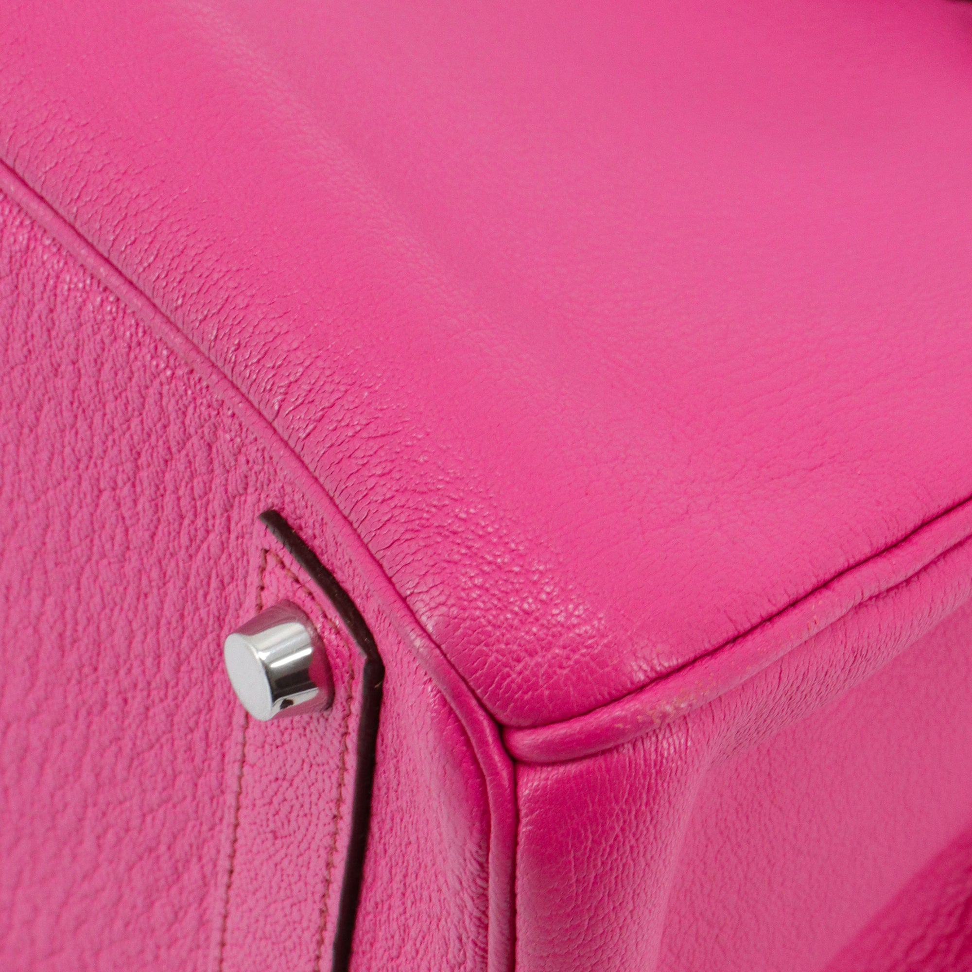 HERMÈS - Sac à main Haut à Courroie 30 Hermès en cuir grainé fuchsia