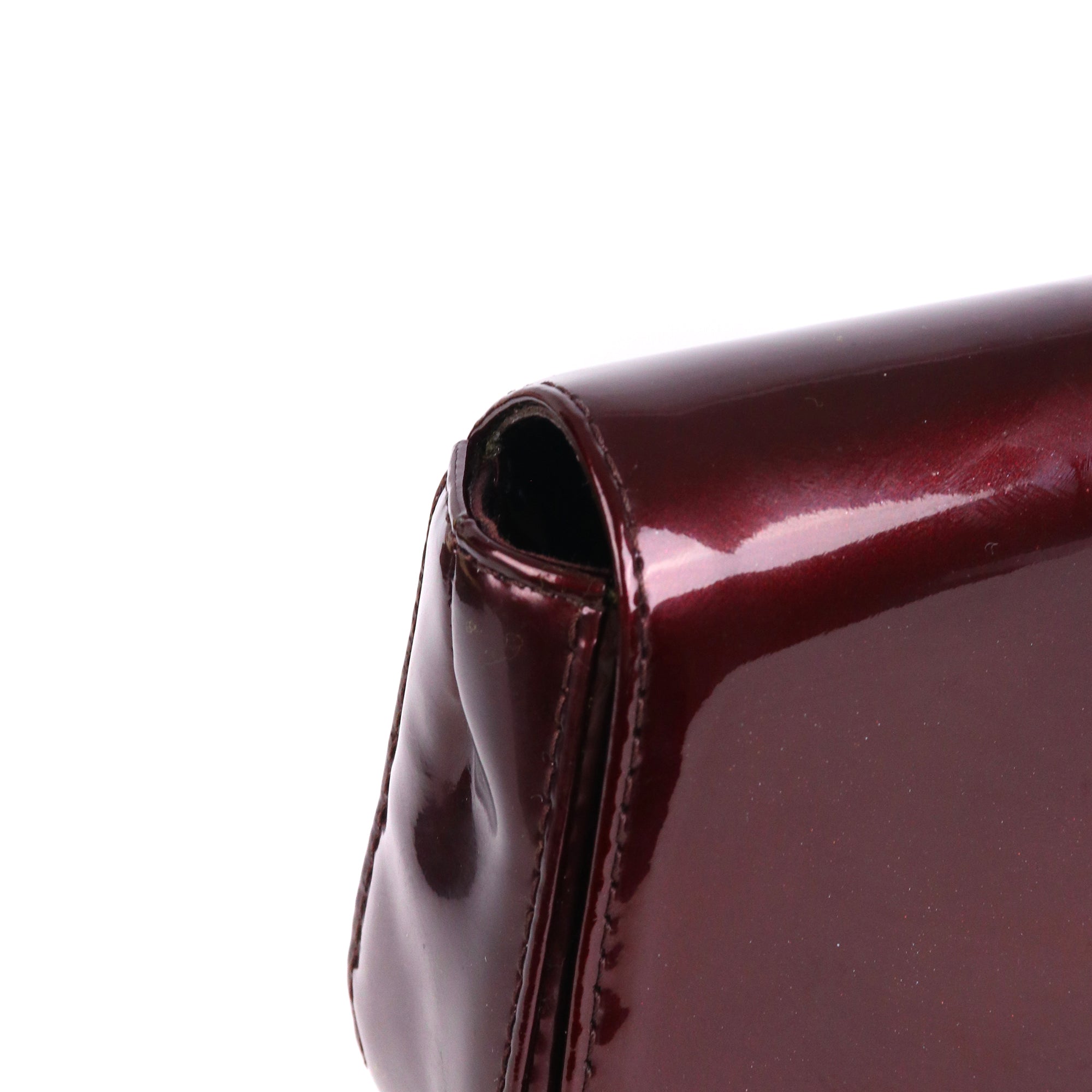 LOUIS VUITTON - Pochette Sobe Louis Vuitton en cuir verni bordeaux