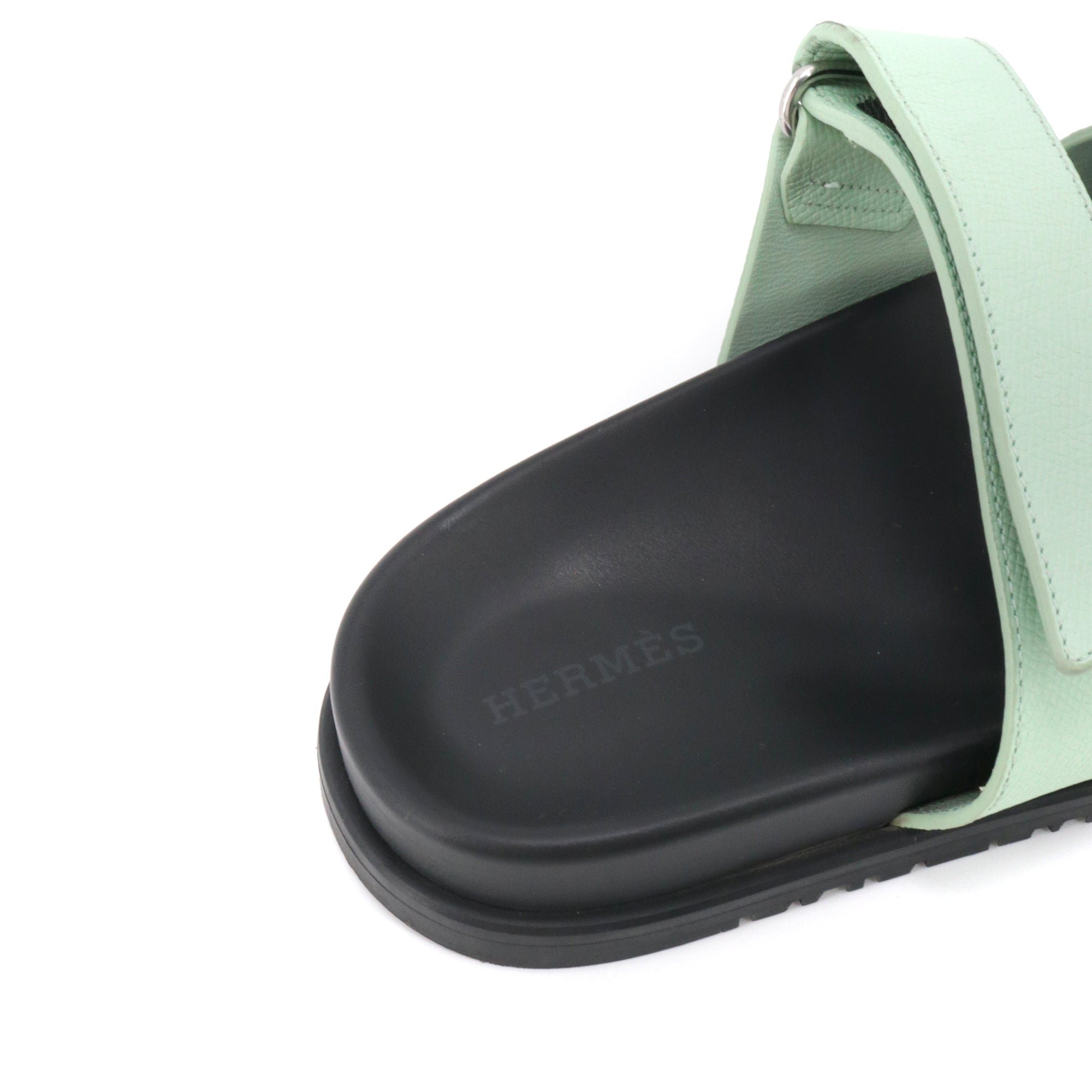 HERMÈS - Sandales Chypre Hermès en cuir epsom mint green (T38)