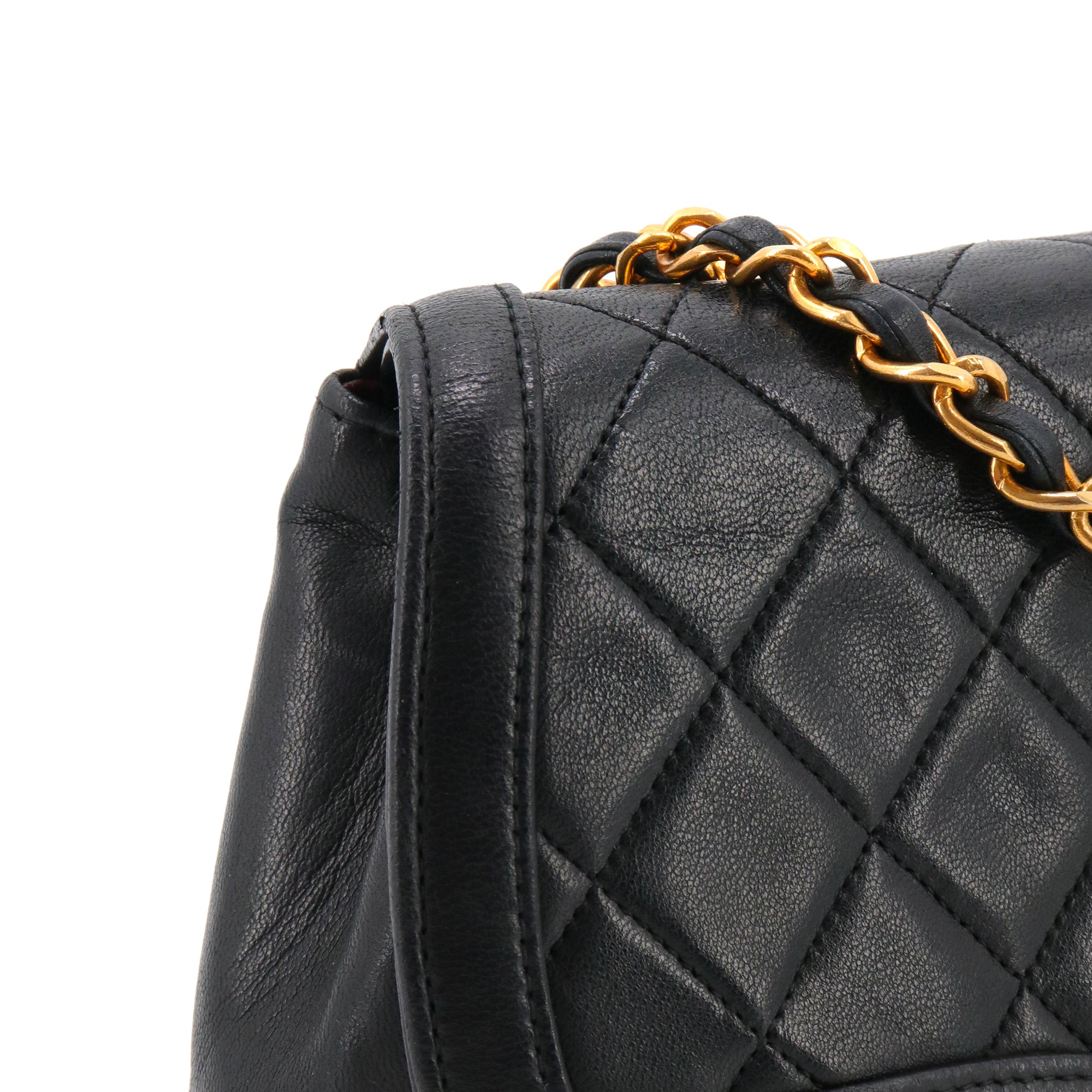CHANEL - Sac à bandoulière Simple Flap à rabat Chanel en cuir matelassé noir vintage