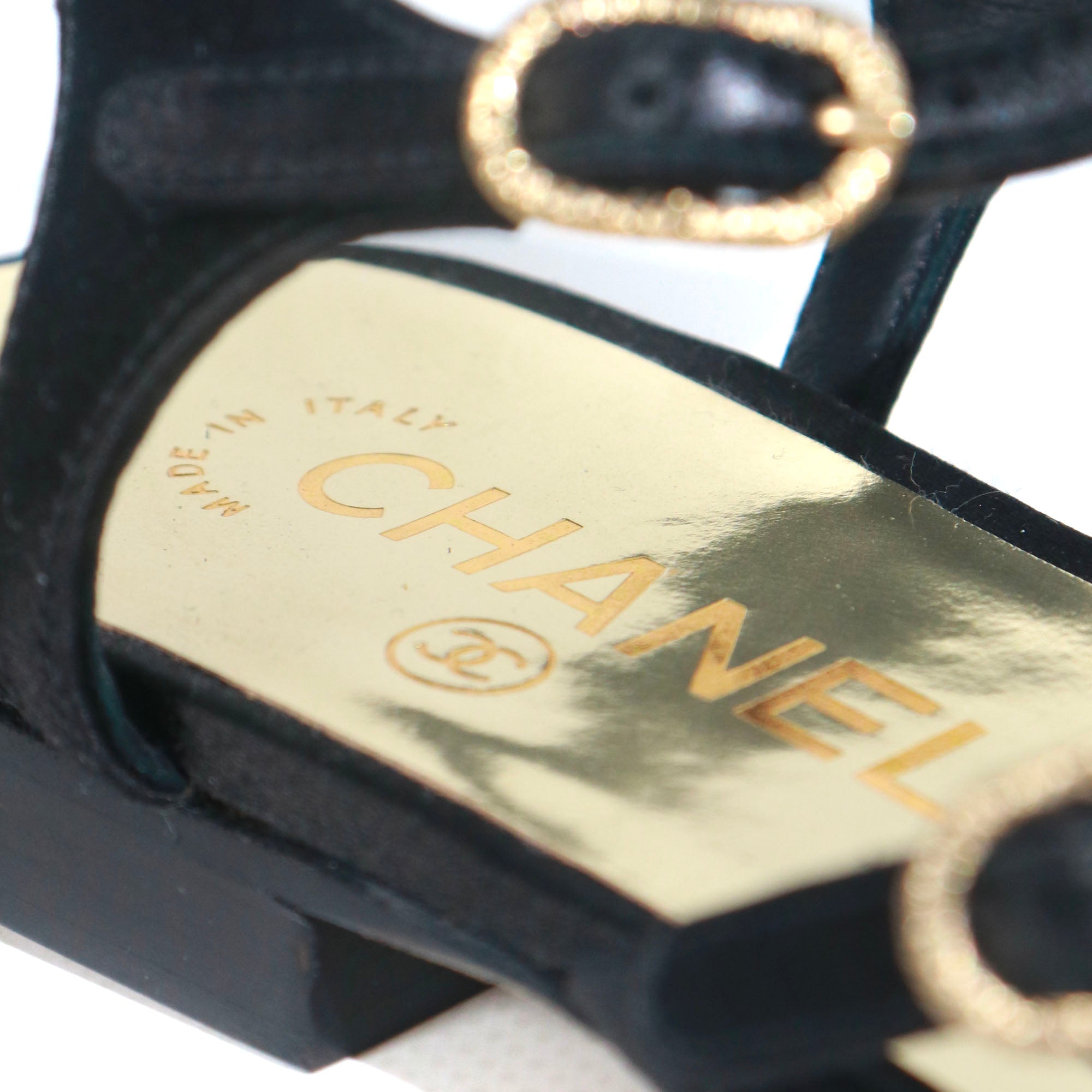 CHANEL - Sandales plates à perles en toile noire (T39)