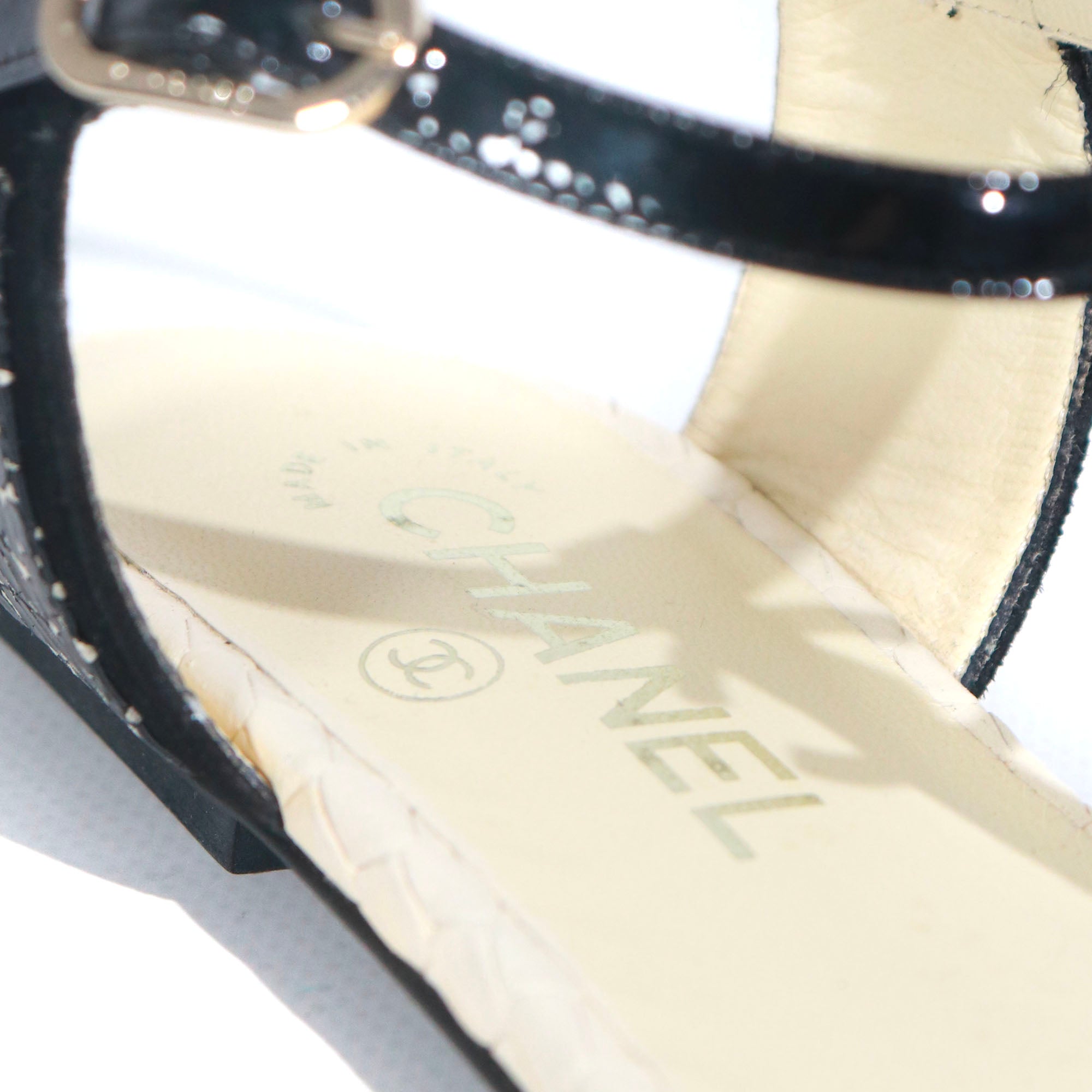 CHANEL - Sandales plates CC en cuir (T39)