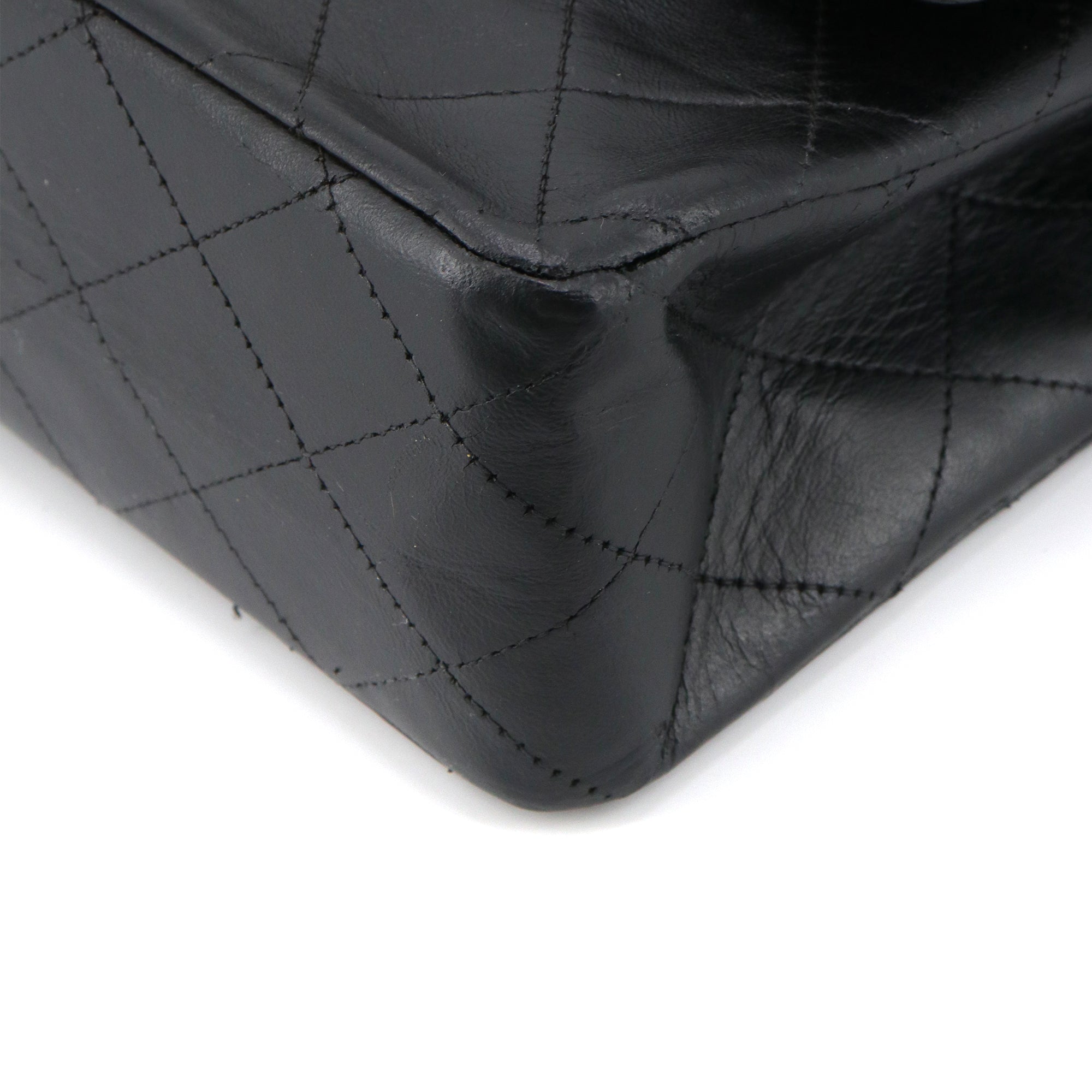 CHANEL - Sac à main Timeless/Classique medium Chanel double flap en cuir matelassé noir vintage