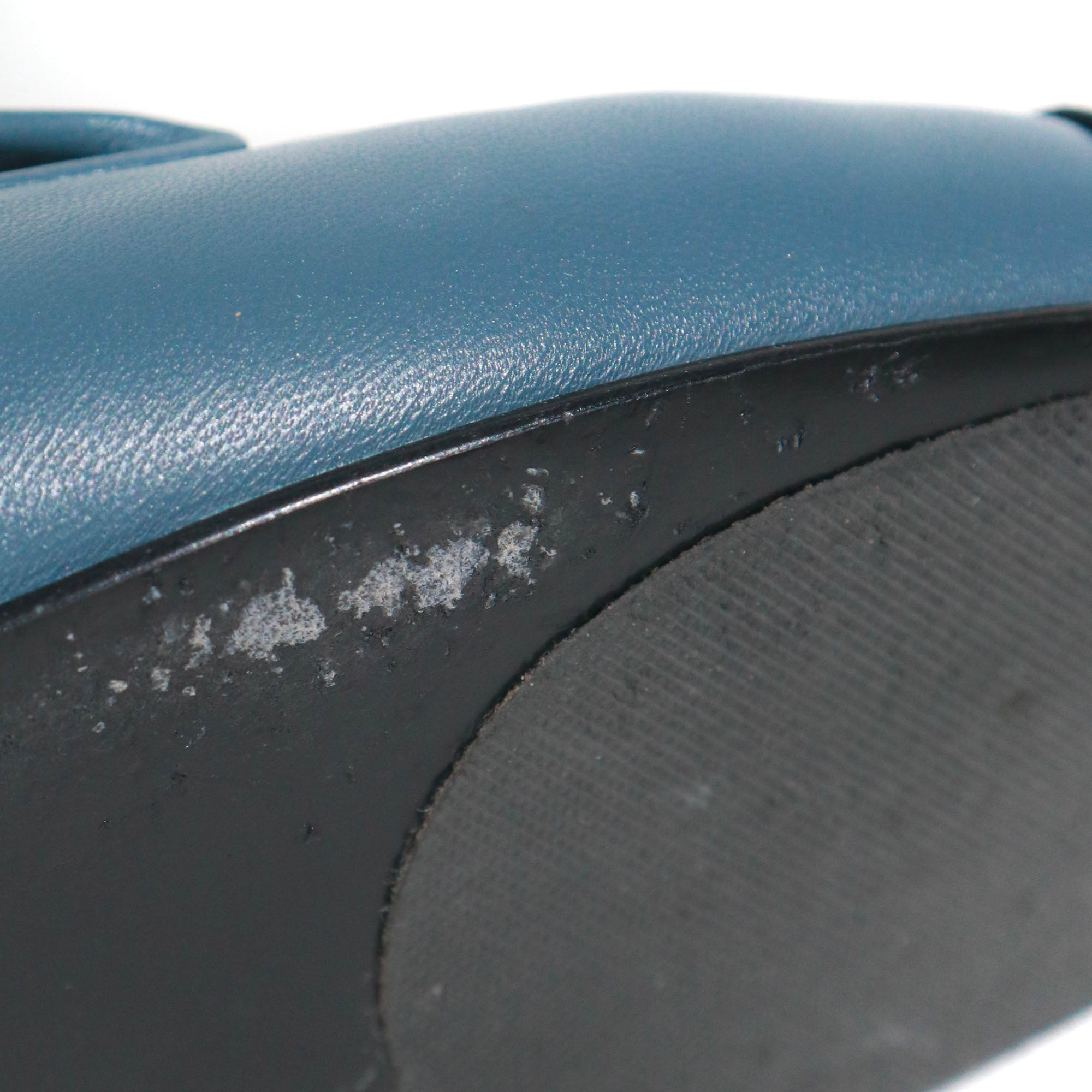 CHANEL - Mocassins en cuir lisse bleu (T38)