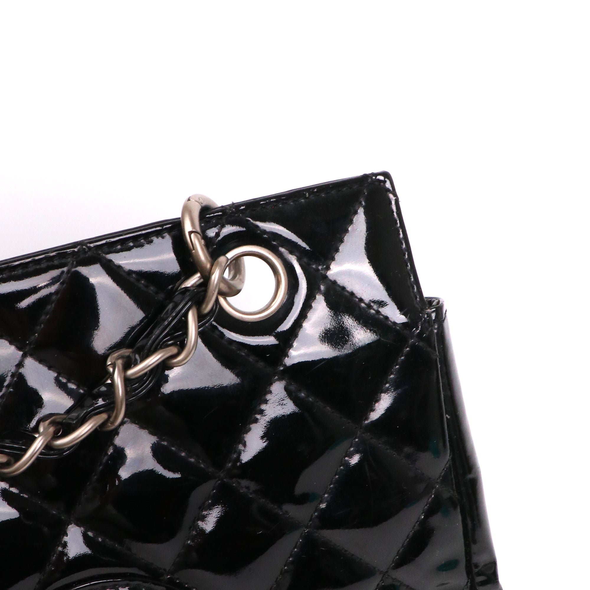 CHANEL - Sac à épaule Shopping Chanel en cuir verni noir