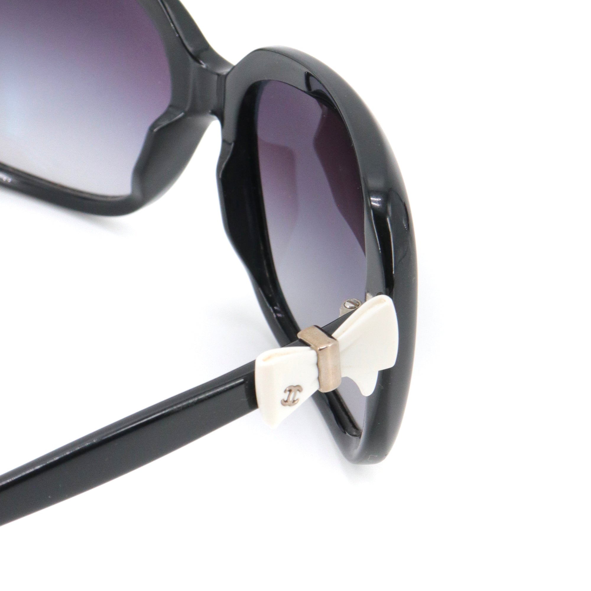 CHANEL - Lunettes de soleil Chanel en plastique noir