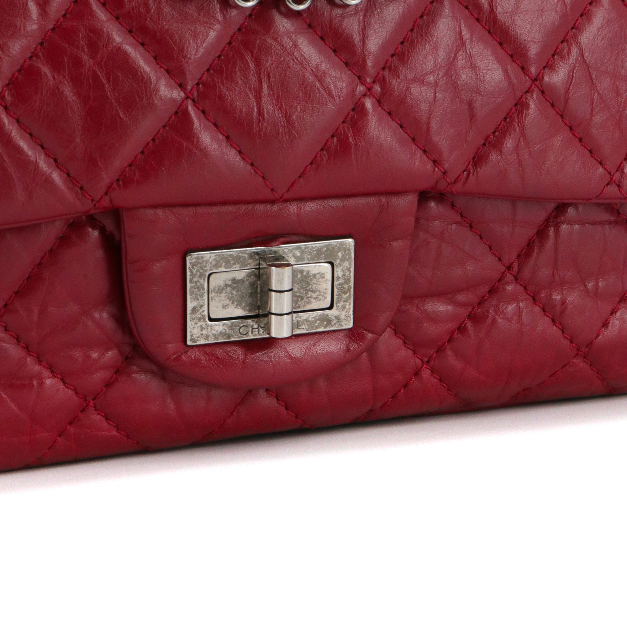 CHANEL - Sac à bandoulière 2.55 Chanel en cuir froissé bordeaux