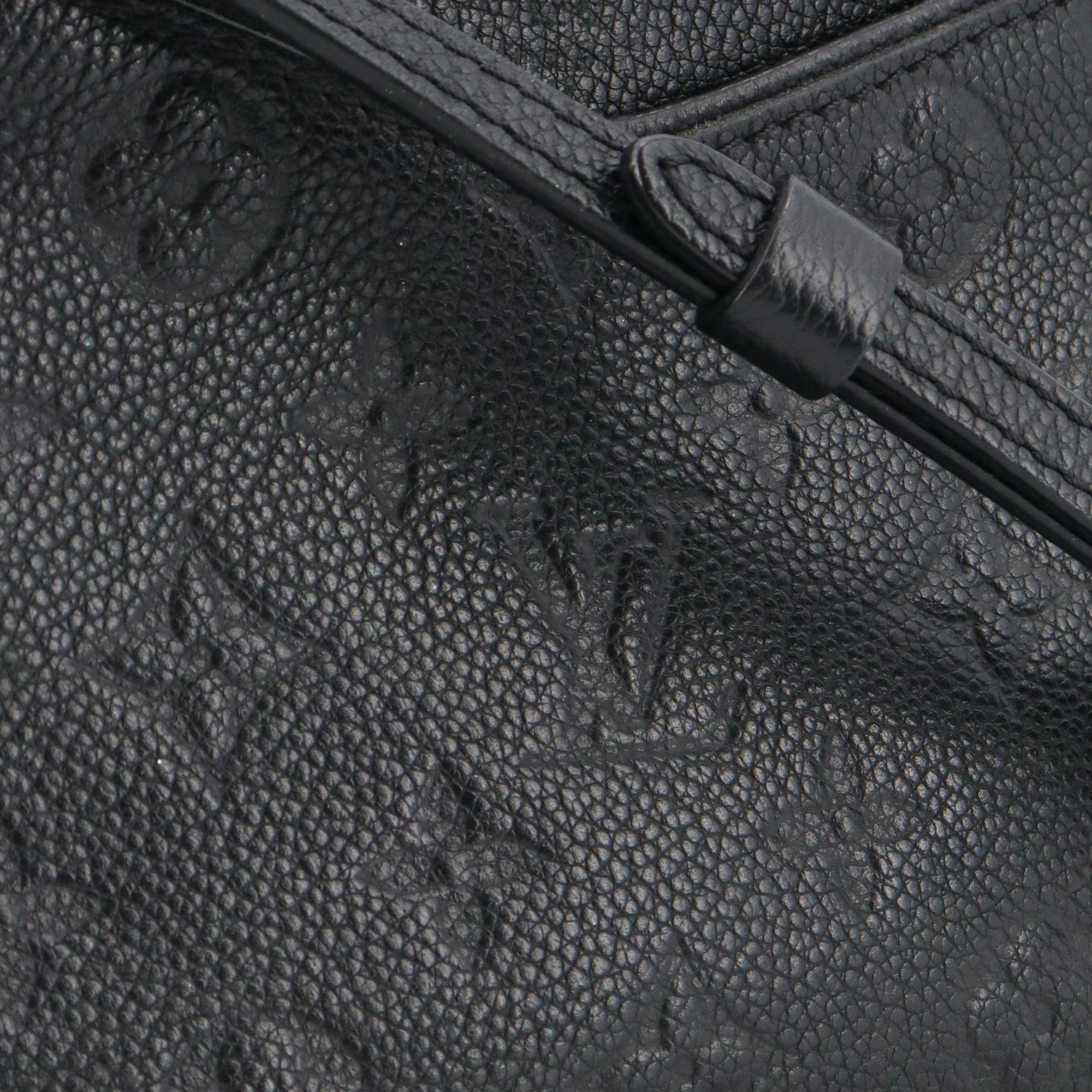 LOUIS VUITTON - Sac à bandoulière Pallas Louis Vuitton en cuir empreinte noir