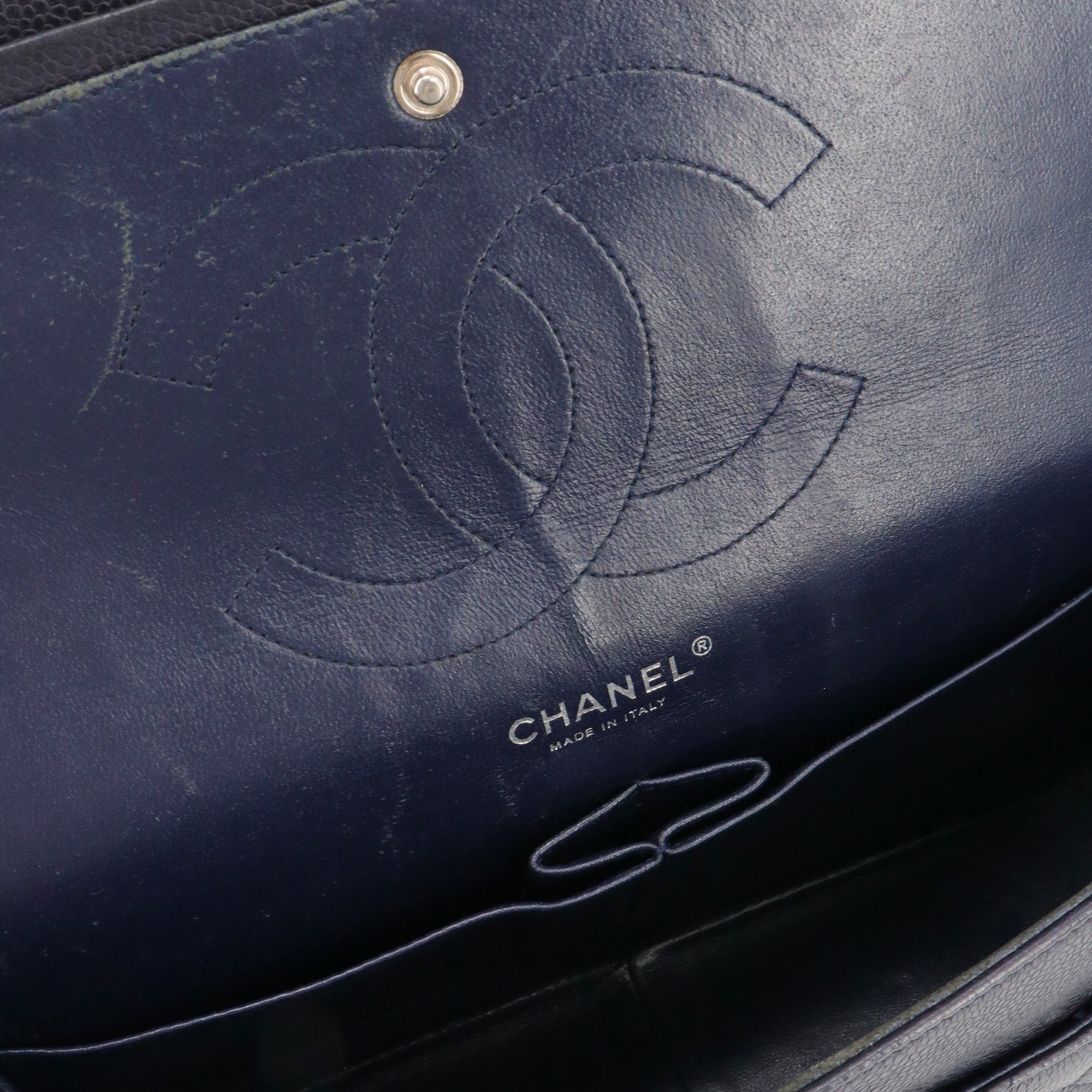 CHANEL - Sac à bandoulière Classique/Timeless Jumbo Chanel en cuir grainé bleu marine