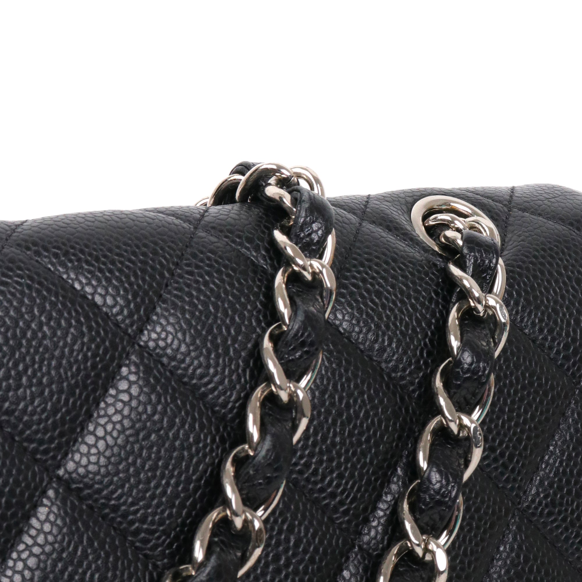 CHANEL - Sac à bandoulière Classique/Timeless Maxi Jumbo simple flap en cuir caviar noir