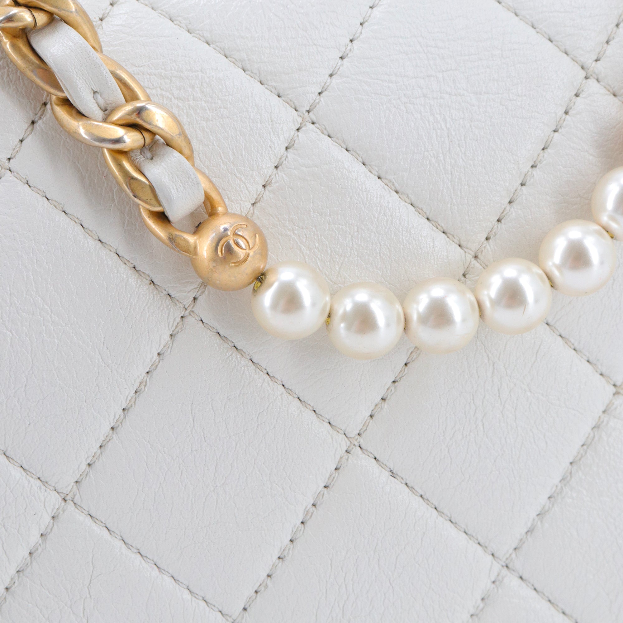CHANEL - Sac à bandoulière Pearl Side Flap Chanel en cuir glacé blanc édition limitée