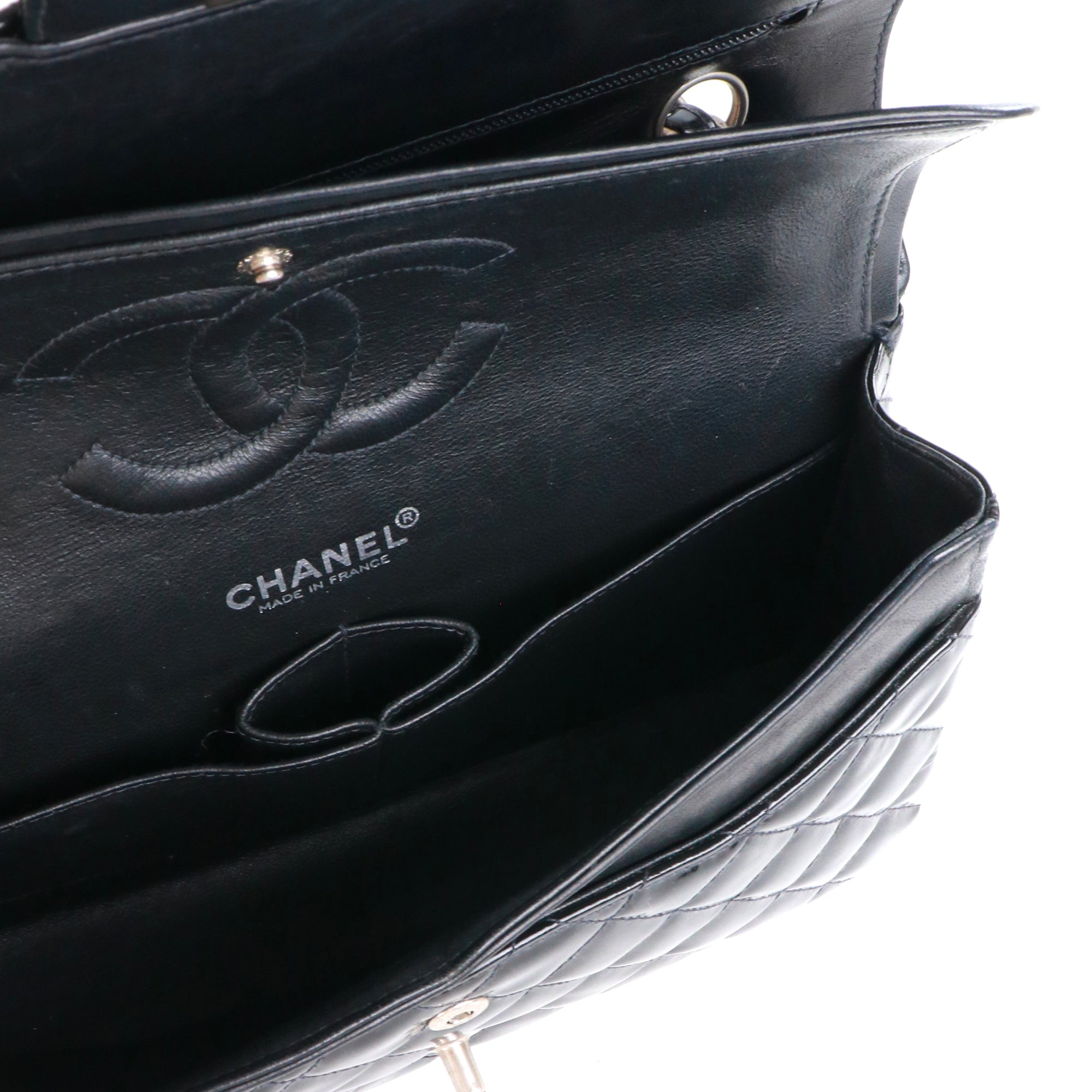 CHANEL - Sac à main Timeless 25 double flap Chanel en cuir matelassé noir verni