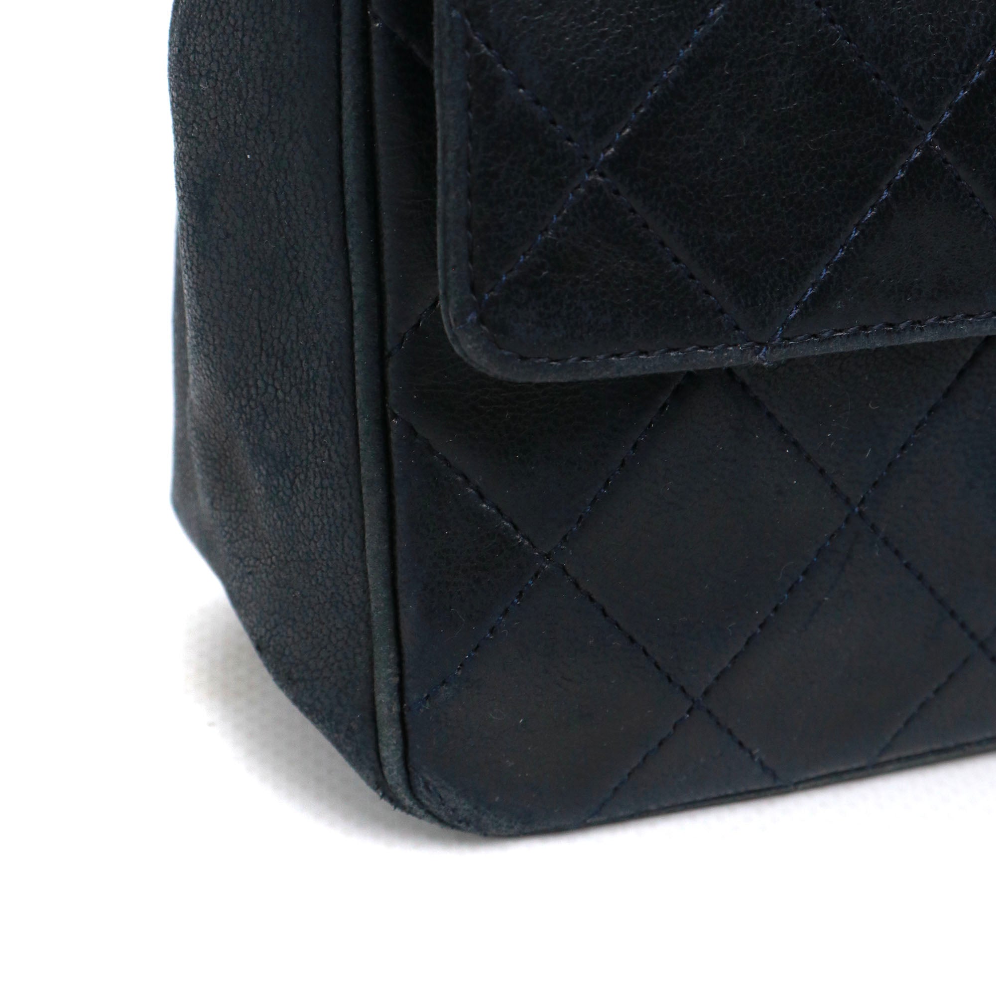 CHANEL - Sac à main Timeless 25 double flap en cuir matelassé noir vintage