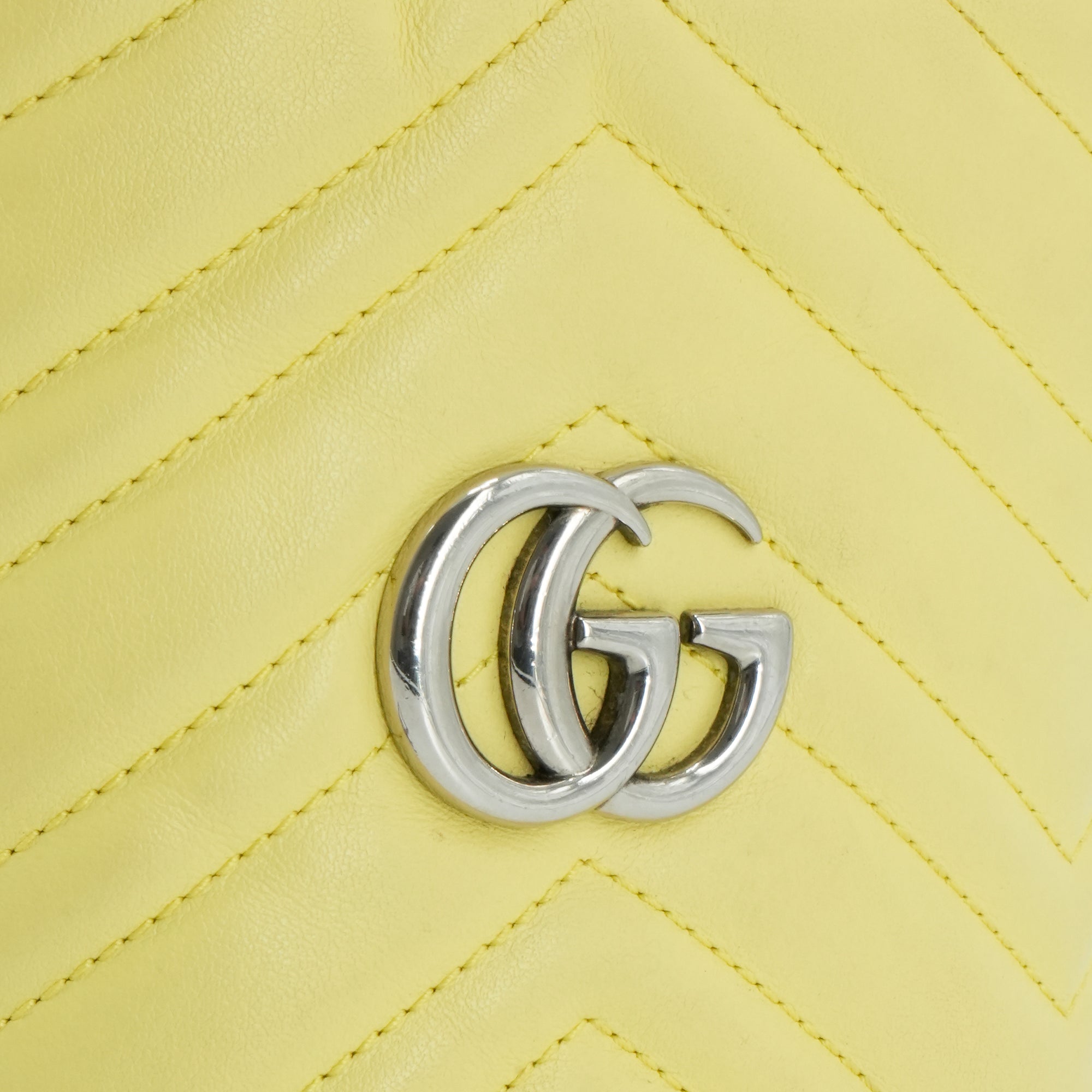 GUCCI - Sac à bandoulière Seau GG Marmont Gucci matelassé en cuir jaune pastel