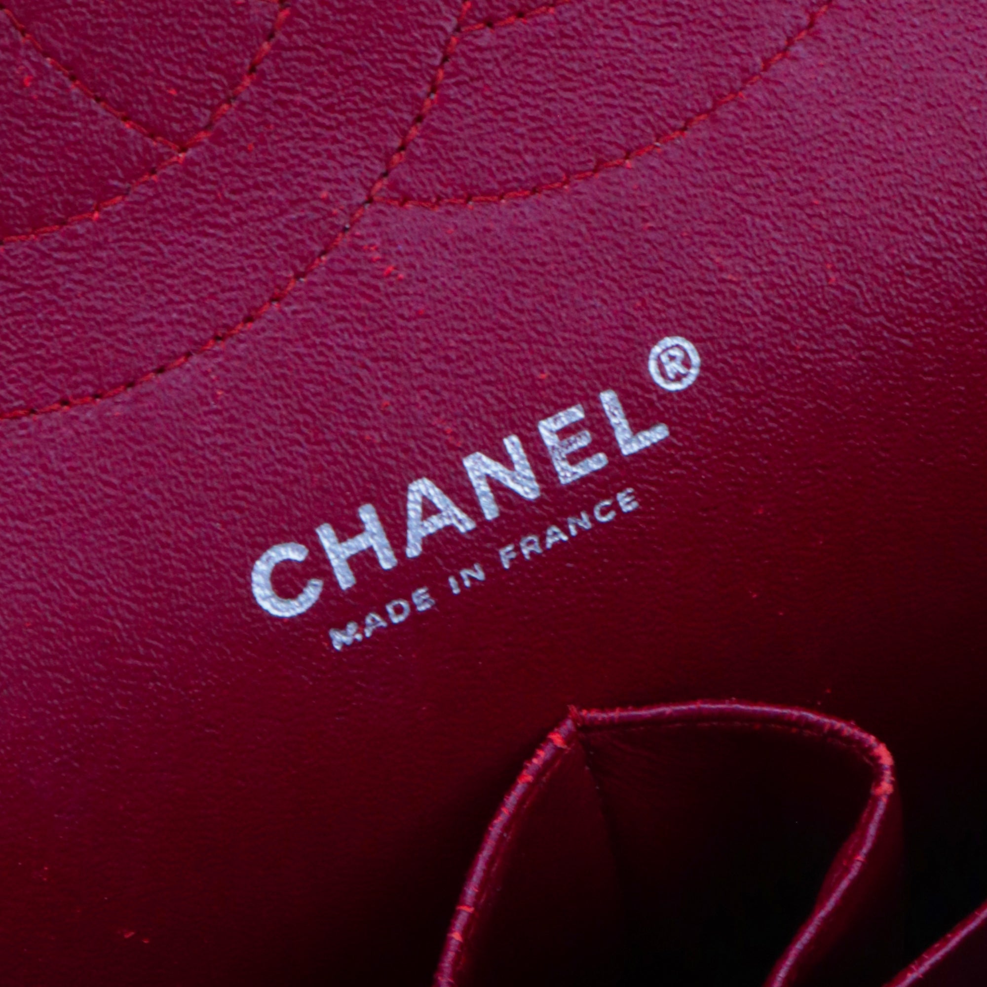CHANEL - Sac à bandoulière Classique/Timeless Jumbo Chanel en cuir verni bordeaux