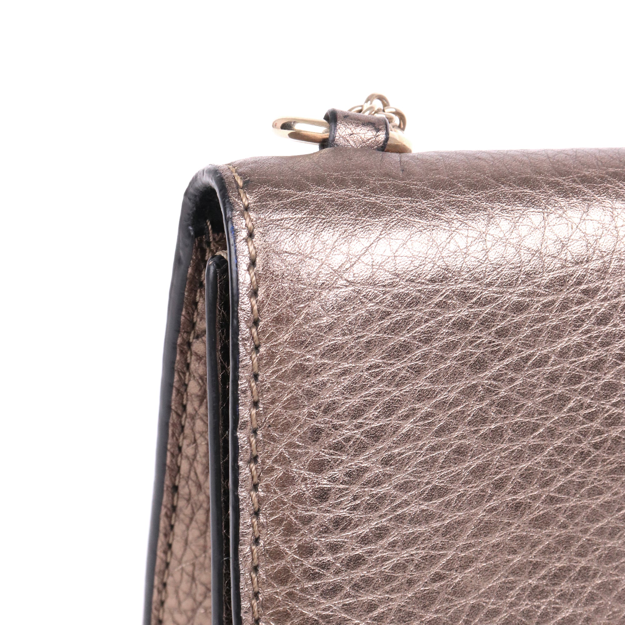 VALENTINO - Sac à bandoulière Glam Lock Valentino en cuir grainé doré métallisé