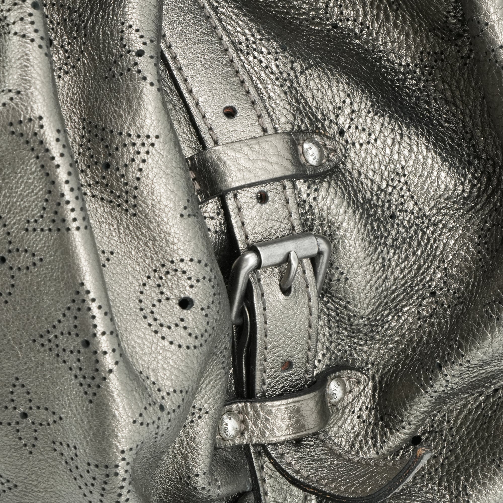 LOUIS VUITTON - Sac cabas Mahina Louis Vuitton en cuir grainé argenté vintage