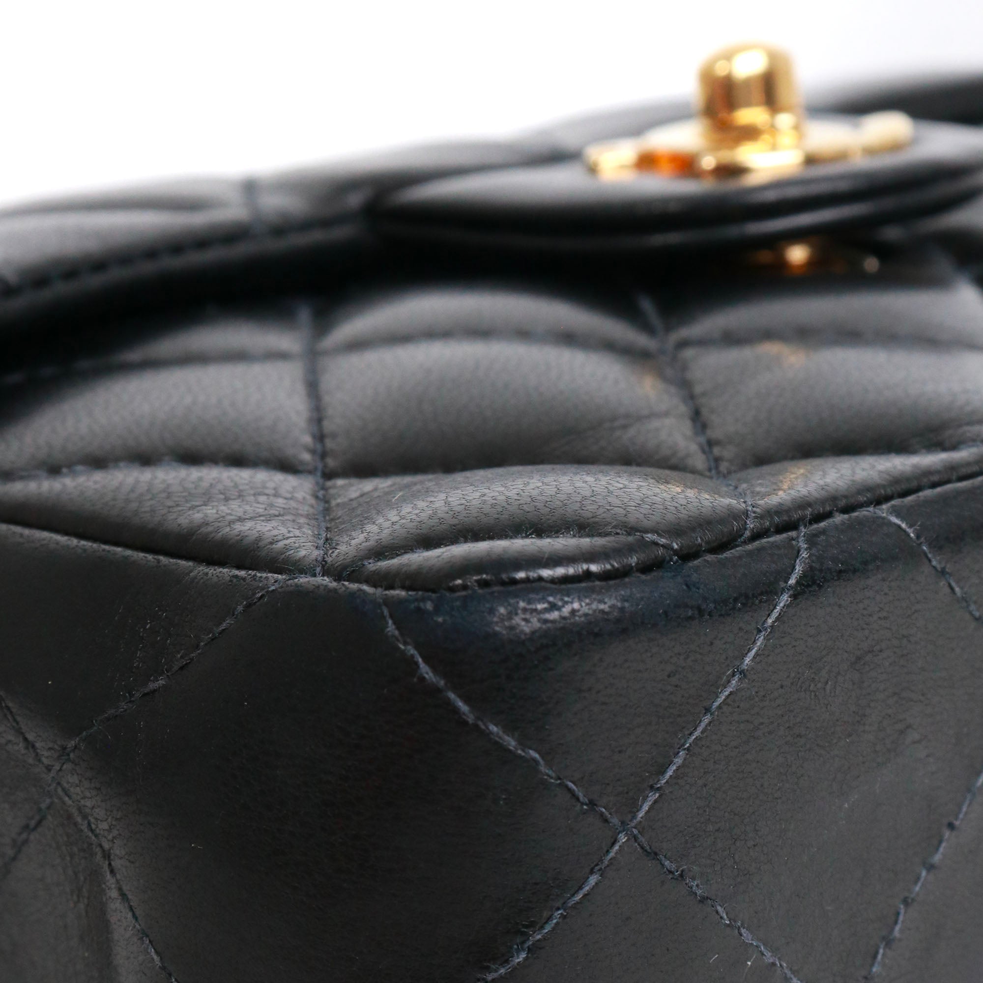 CHANEL - Sac à bandoulière Timeless Mini Square Chanel en cuir noir vintage