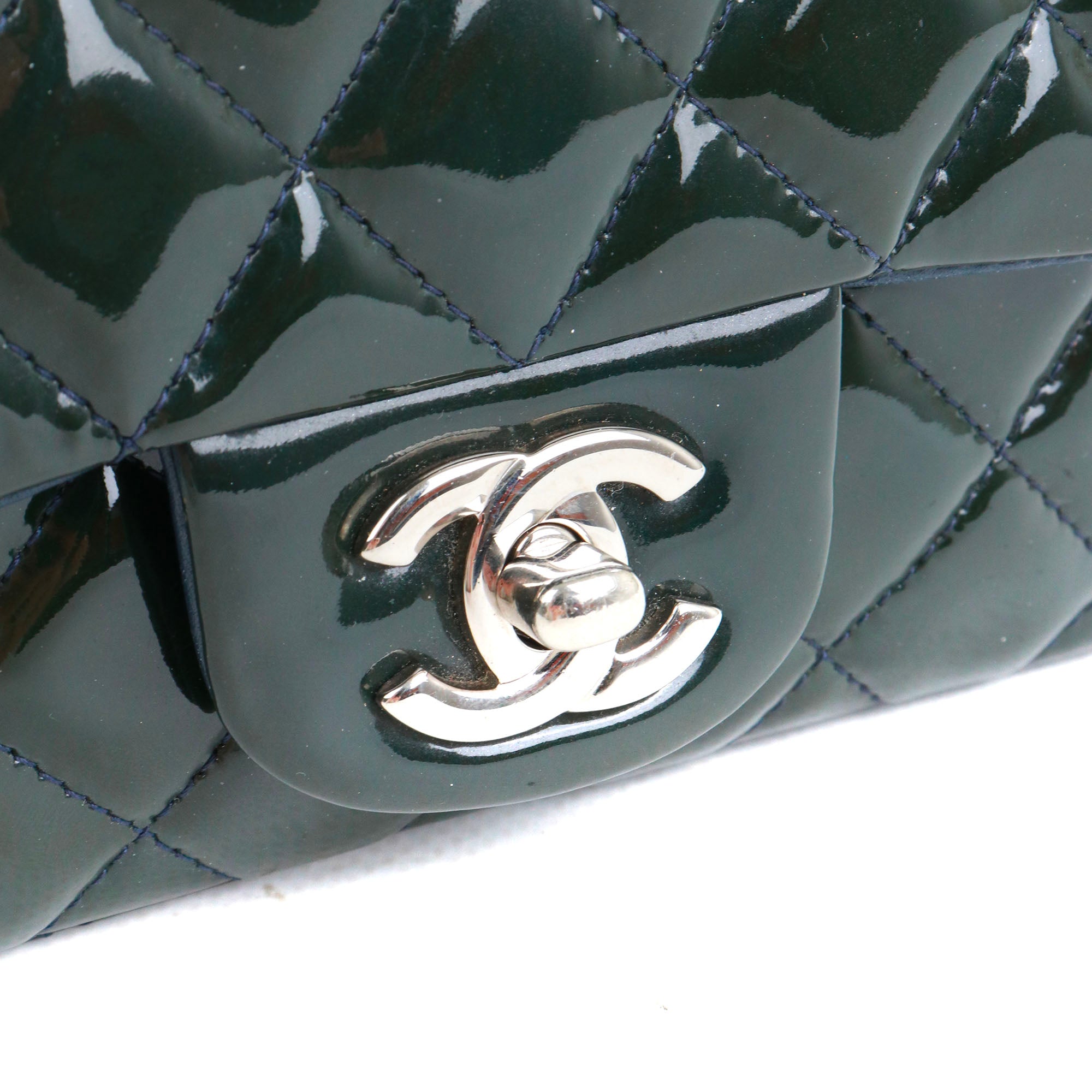 CHANEL - Sac à bandoulière Timeless Mini Square Chanel en cuir verni kaki