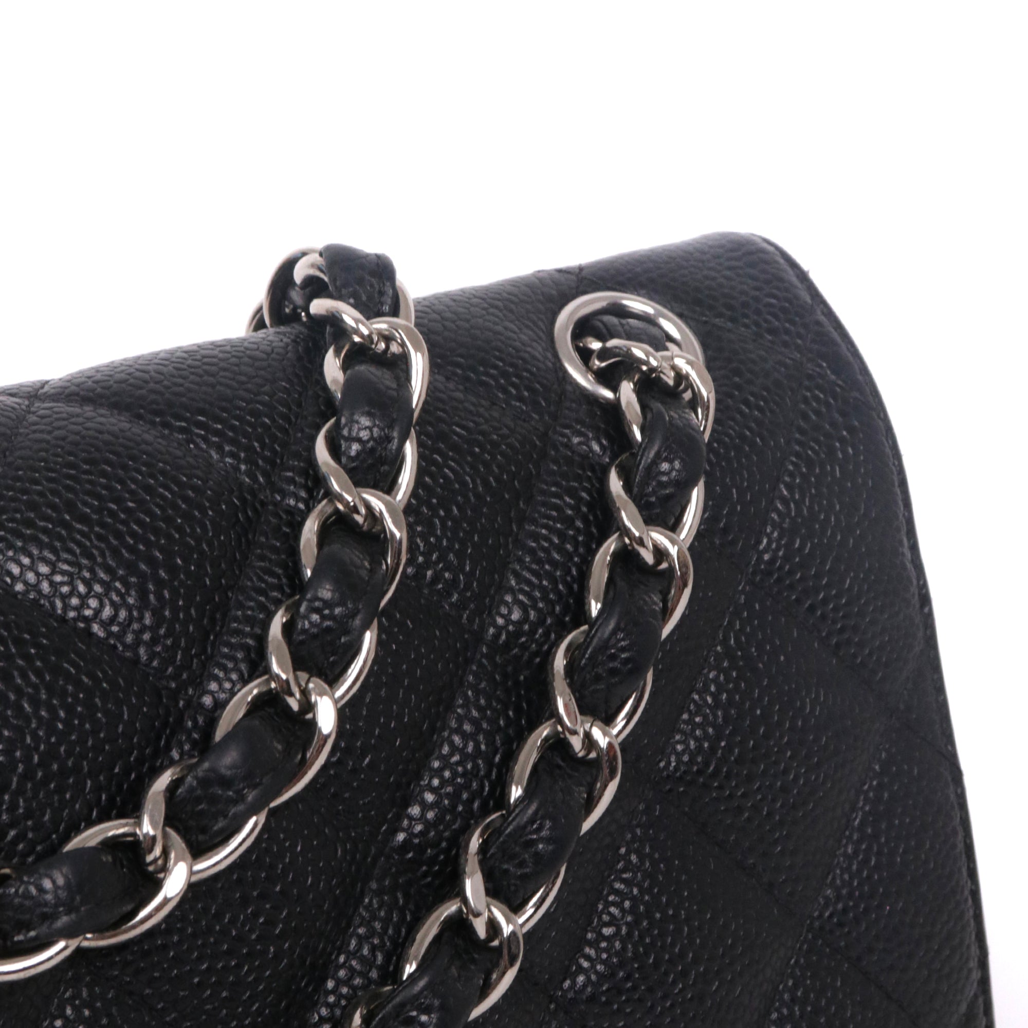 CHANEL - Sac à bandoulière Classique/Timeless Jumbo double flap en cuir caviar noir