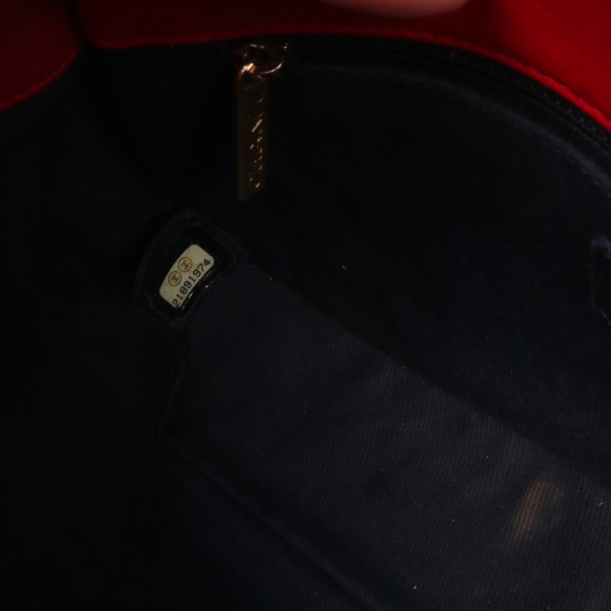 CHANEL - Sac à main Classique/Timeless Médaillon Chanel en cuir chevron rouge