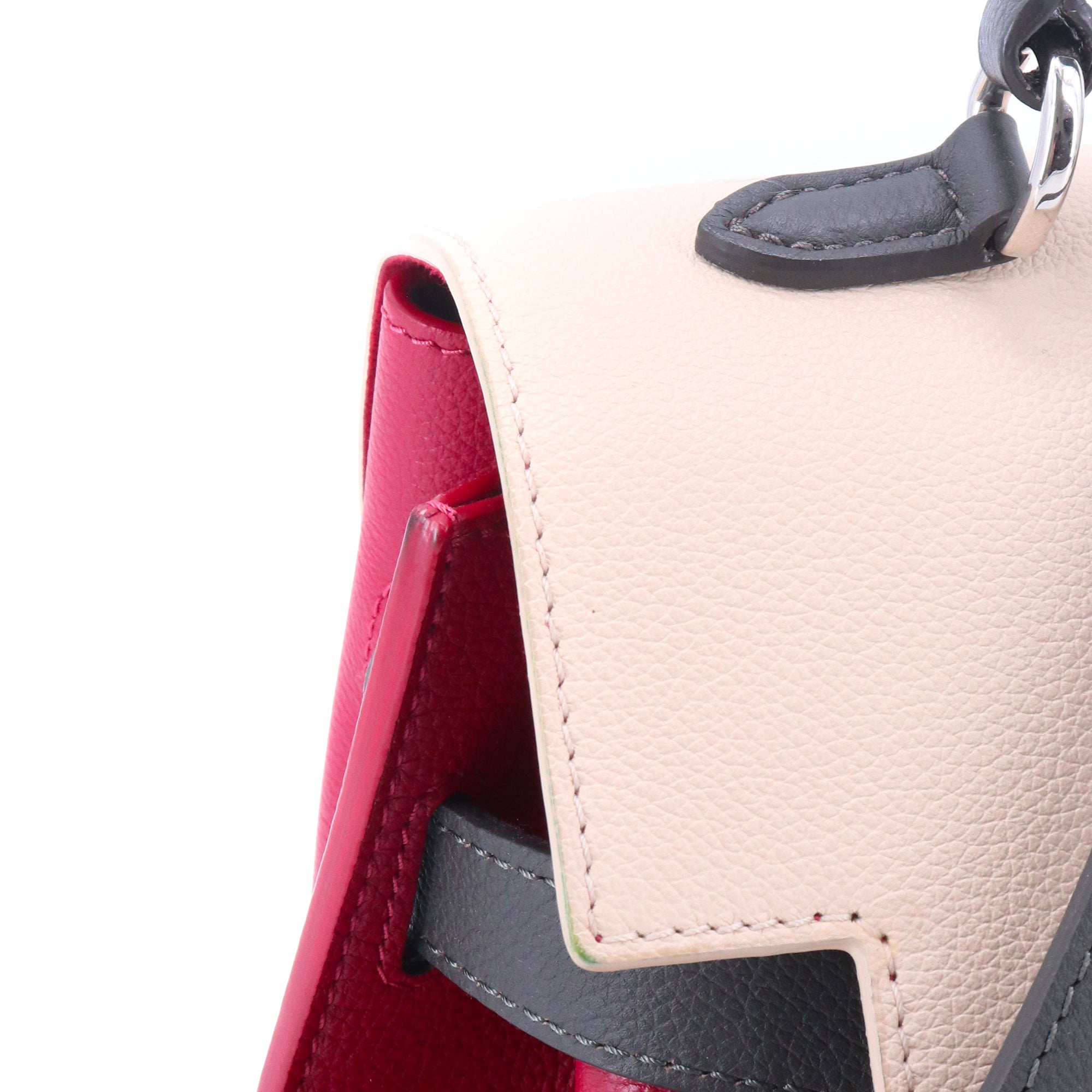 LOUIS VUITTON - Sac à bandoulière LockMe Ever MM Louis Vuitton en cuir grainé bordeaux et crème