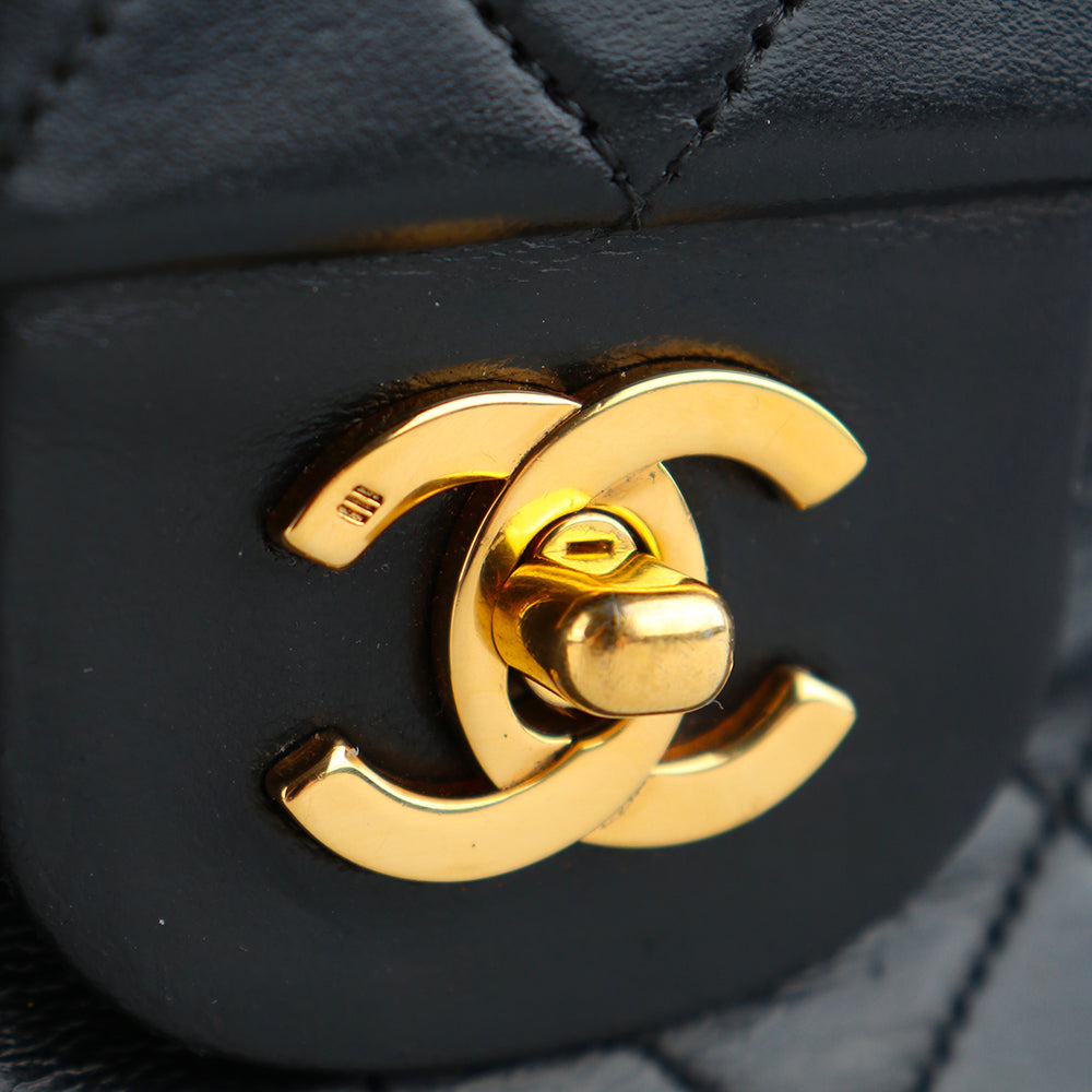 CHANEL - Sac à main Timeless 25 double flap en cuir matelassé noir vintage