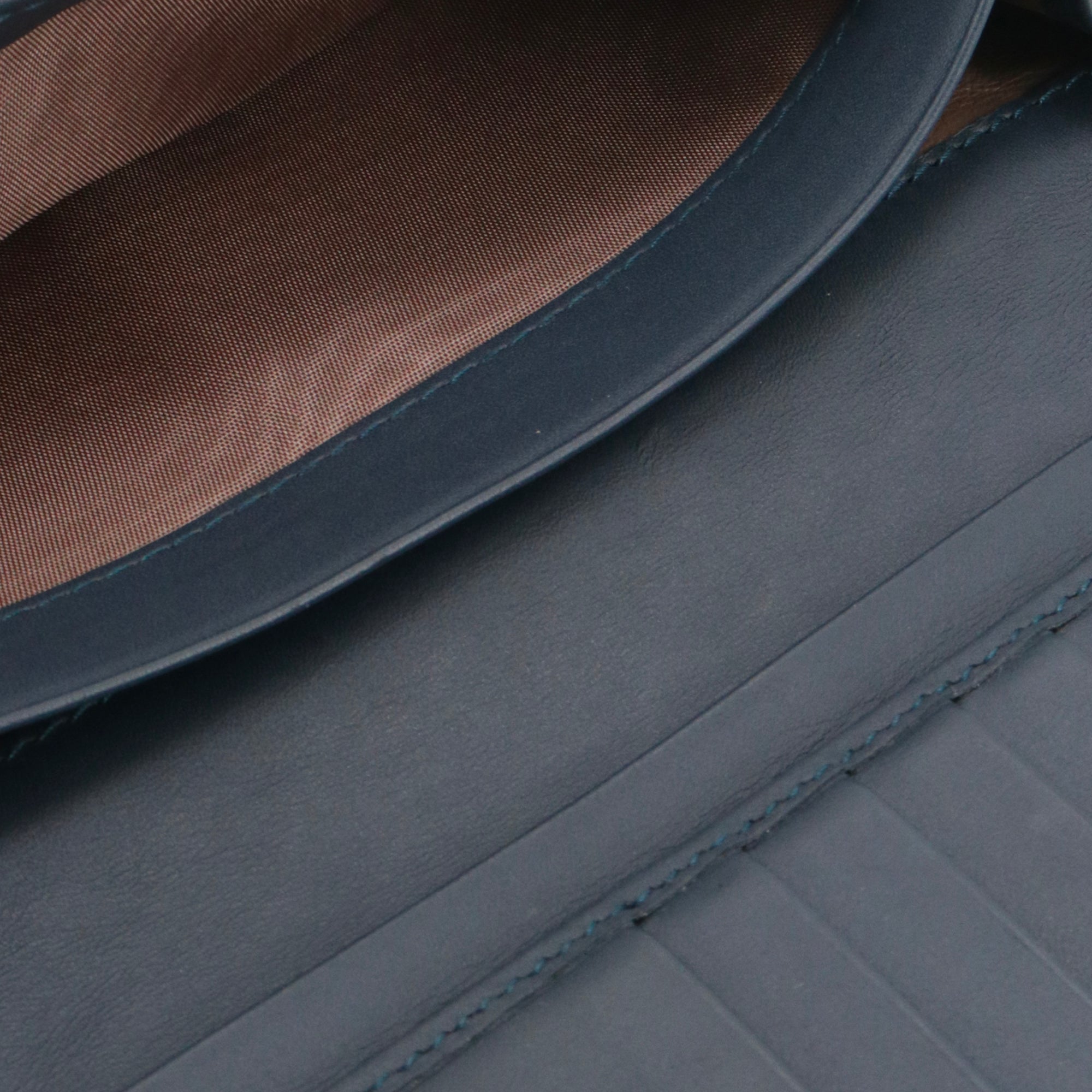 BOTTEGA VENETA - Portefeuille à rabat intrecciato Bottega Veneta en cuir bleu marine