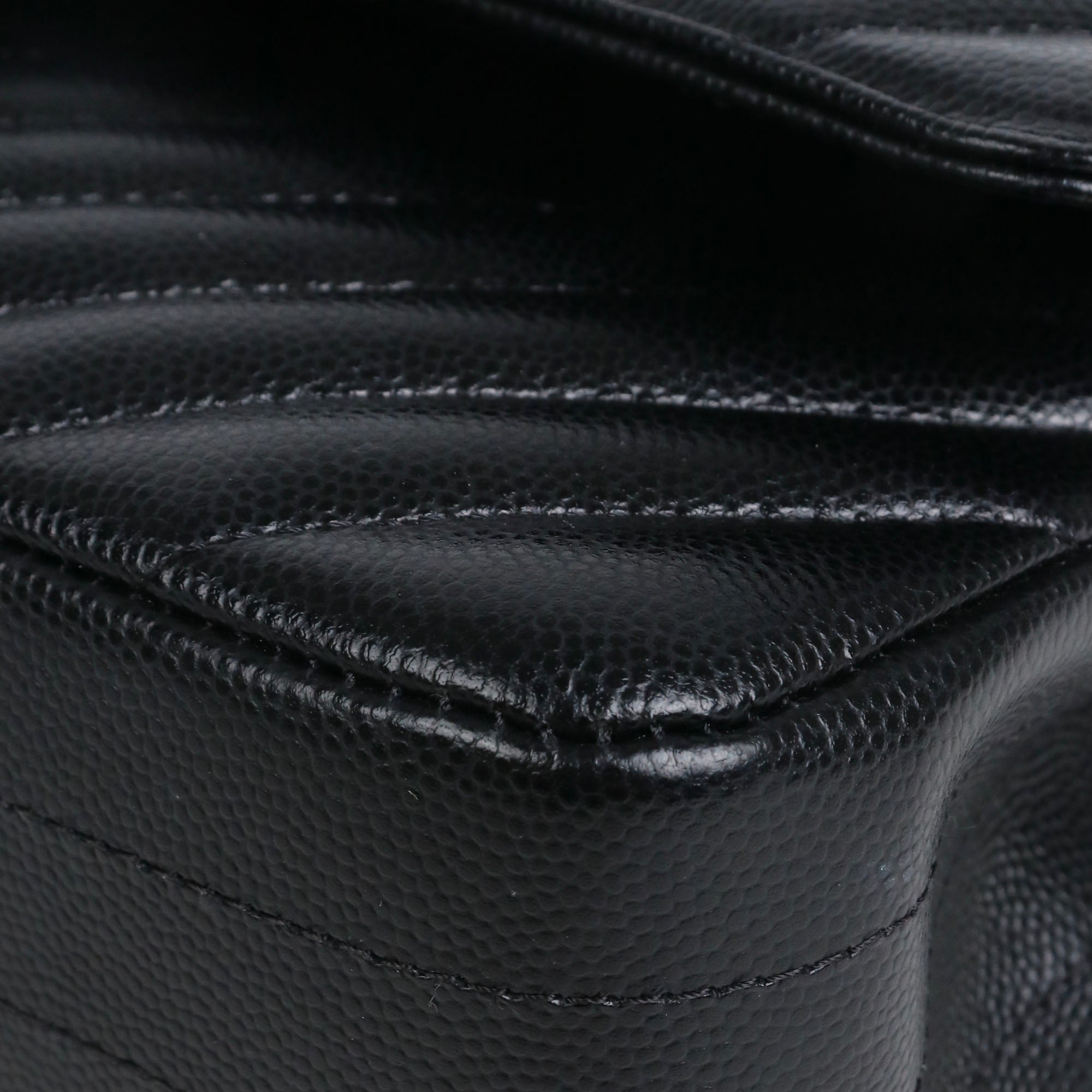 CHANEL - Sac à main Timeless/Classique Chanel medium double flap Chanel en cuir caviar chevron noir