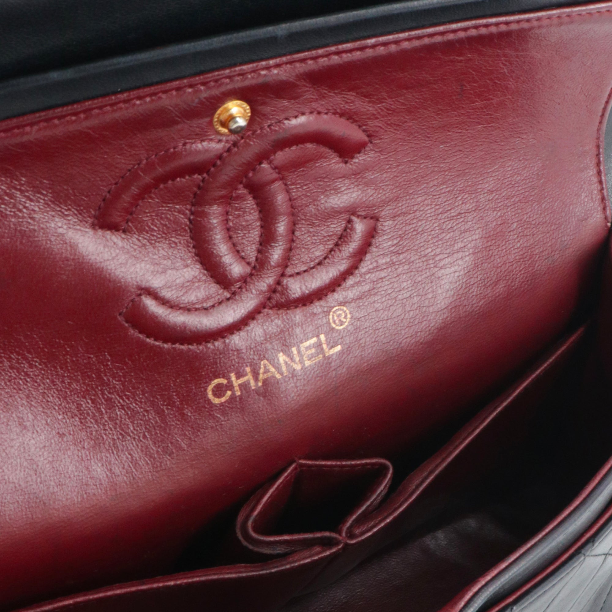 CHANEL - Sac à main Classique/Timeless double flap Chanel en cuir lisse noir vintage