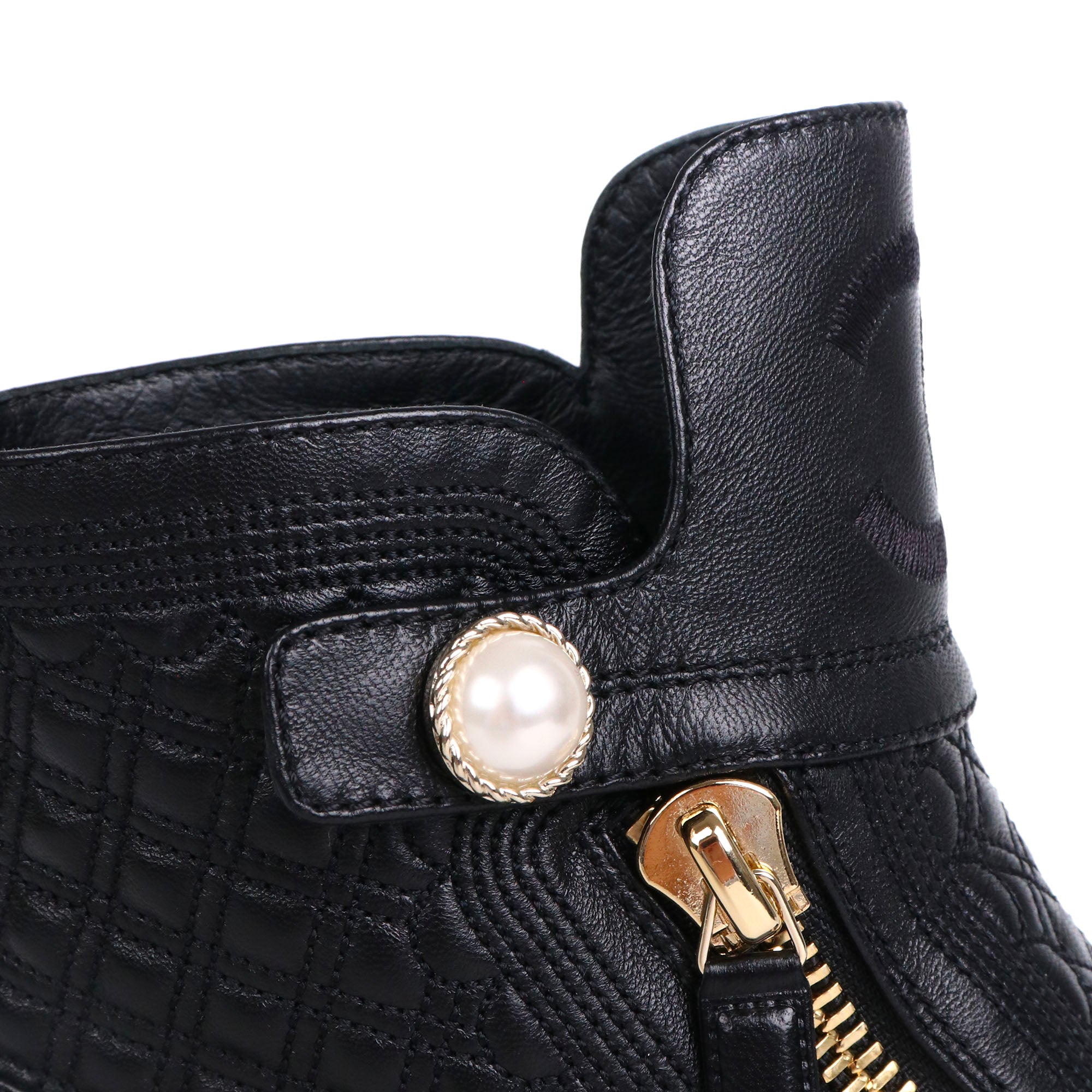 CHANEL - Bottines CC Chanel en cuir d'agneau noir et perles (T39,5)