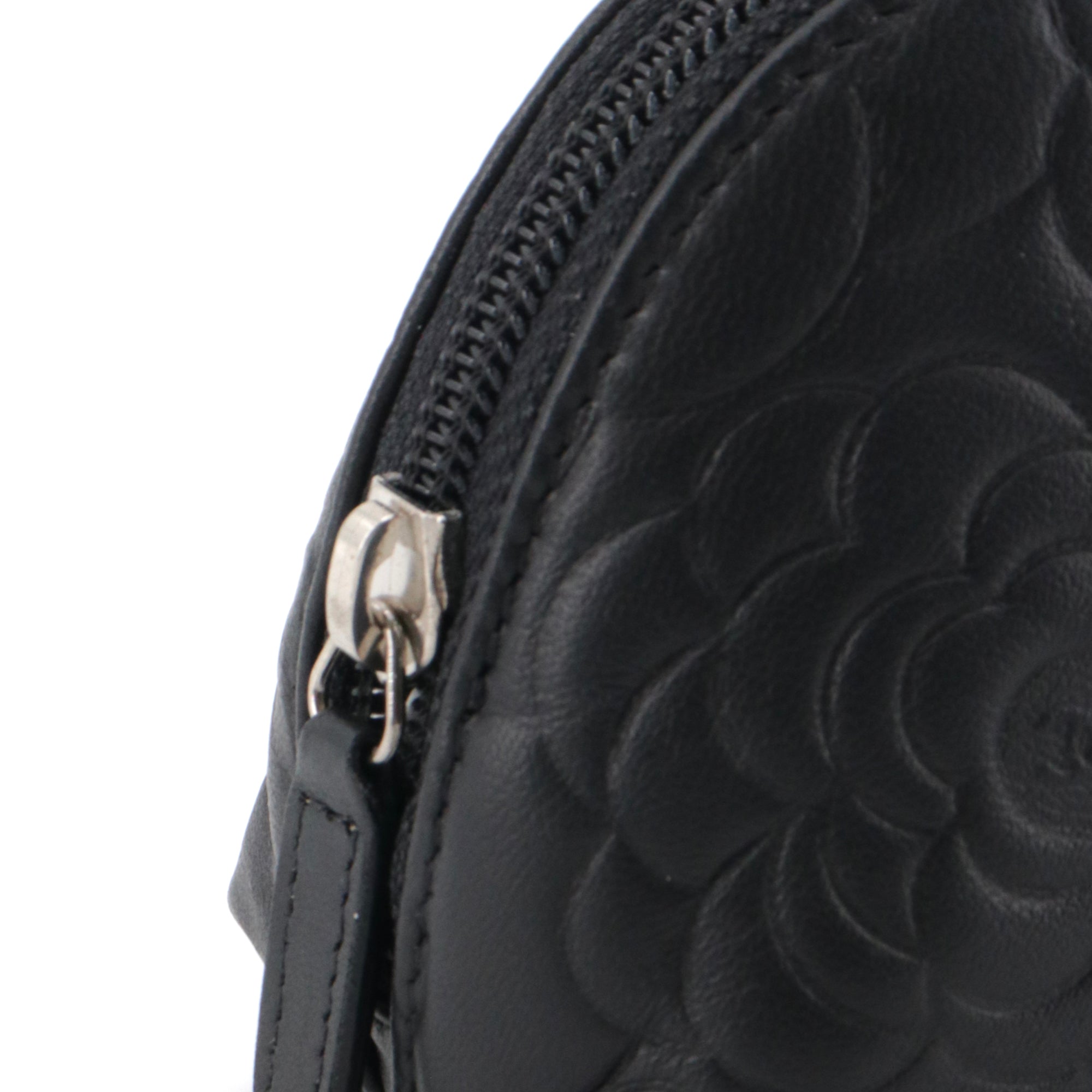 CHANEL - Pochette Camélia Chanel en cuir noir