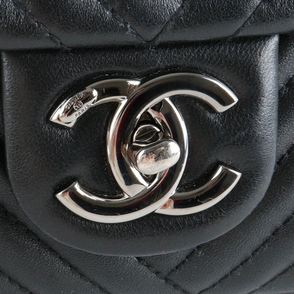 CHANEL - Sac à bandoulière Classique / Timeless Jumbo simple flap en cuir matelassé noir