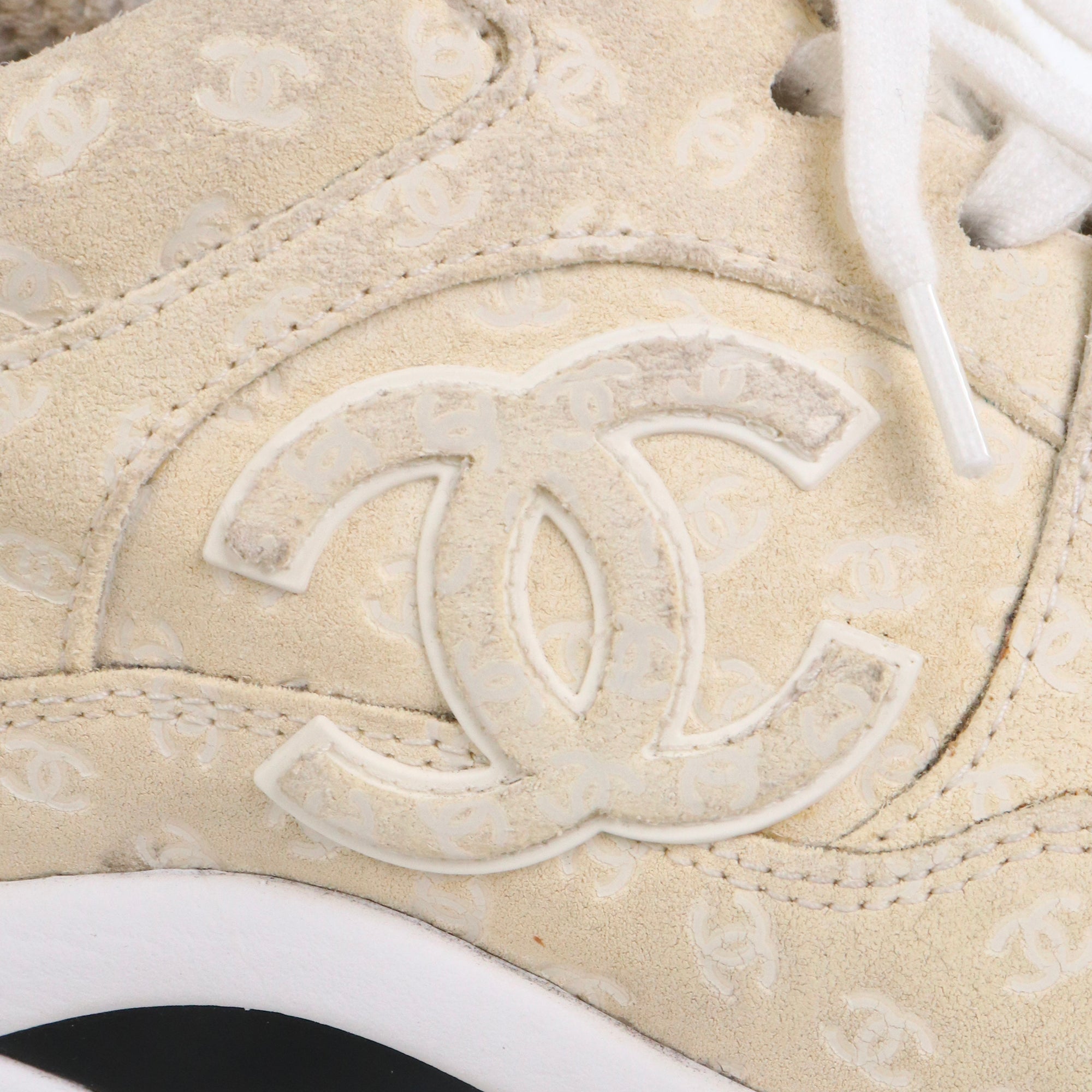 CHANEL - Sneakers CC Chanel en daim beige (T38)