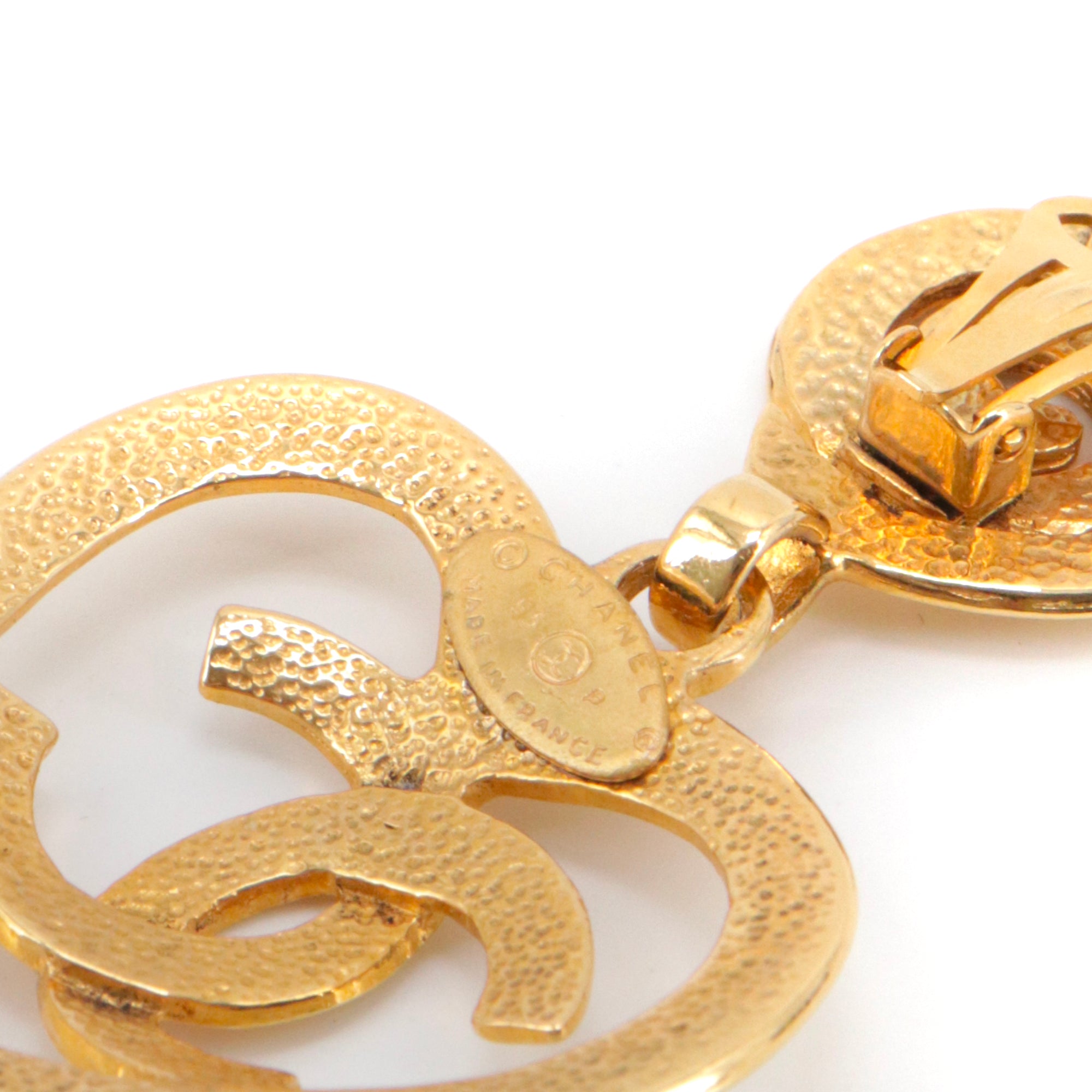 CHANEL - Boucles d'oreilles Coeur CC Chanel vintage en métal doré