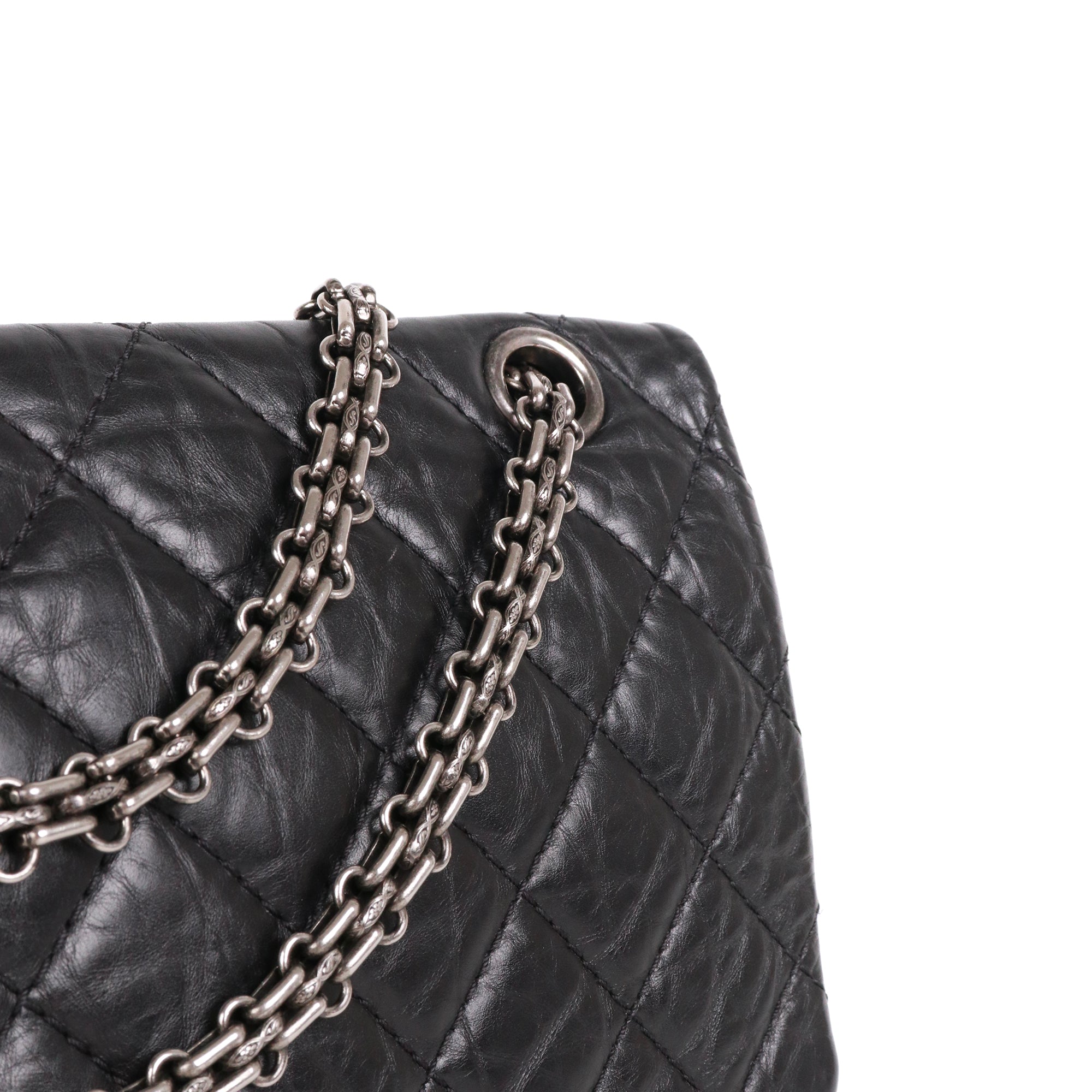 CHANEL - Sac à bandoulière 2.55 Chanel medium en cuir froissé noir