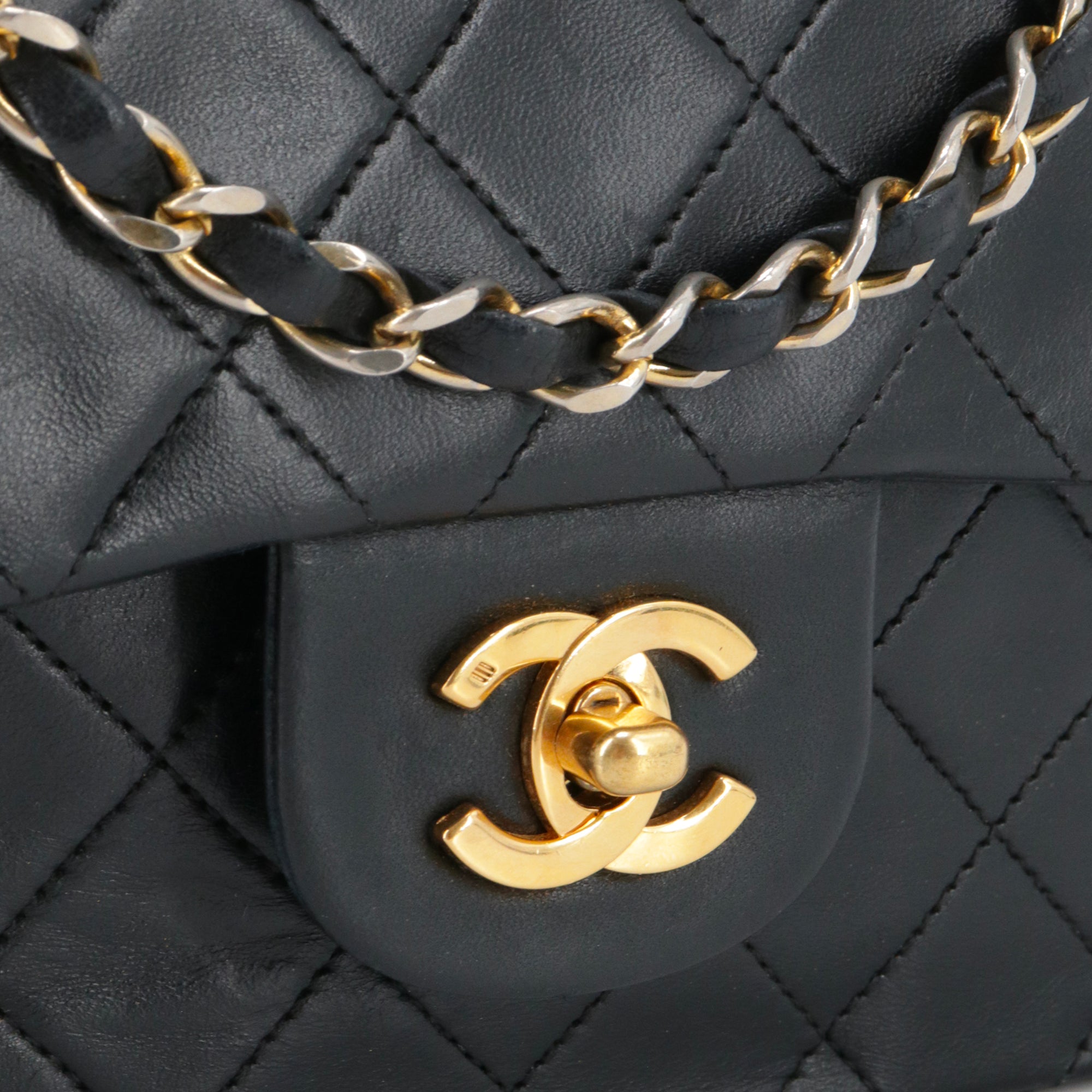 CHANEL - Sac à main Timeless 23 Chanel double flap en cuir matelassé noir