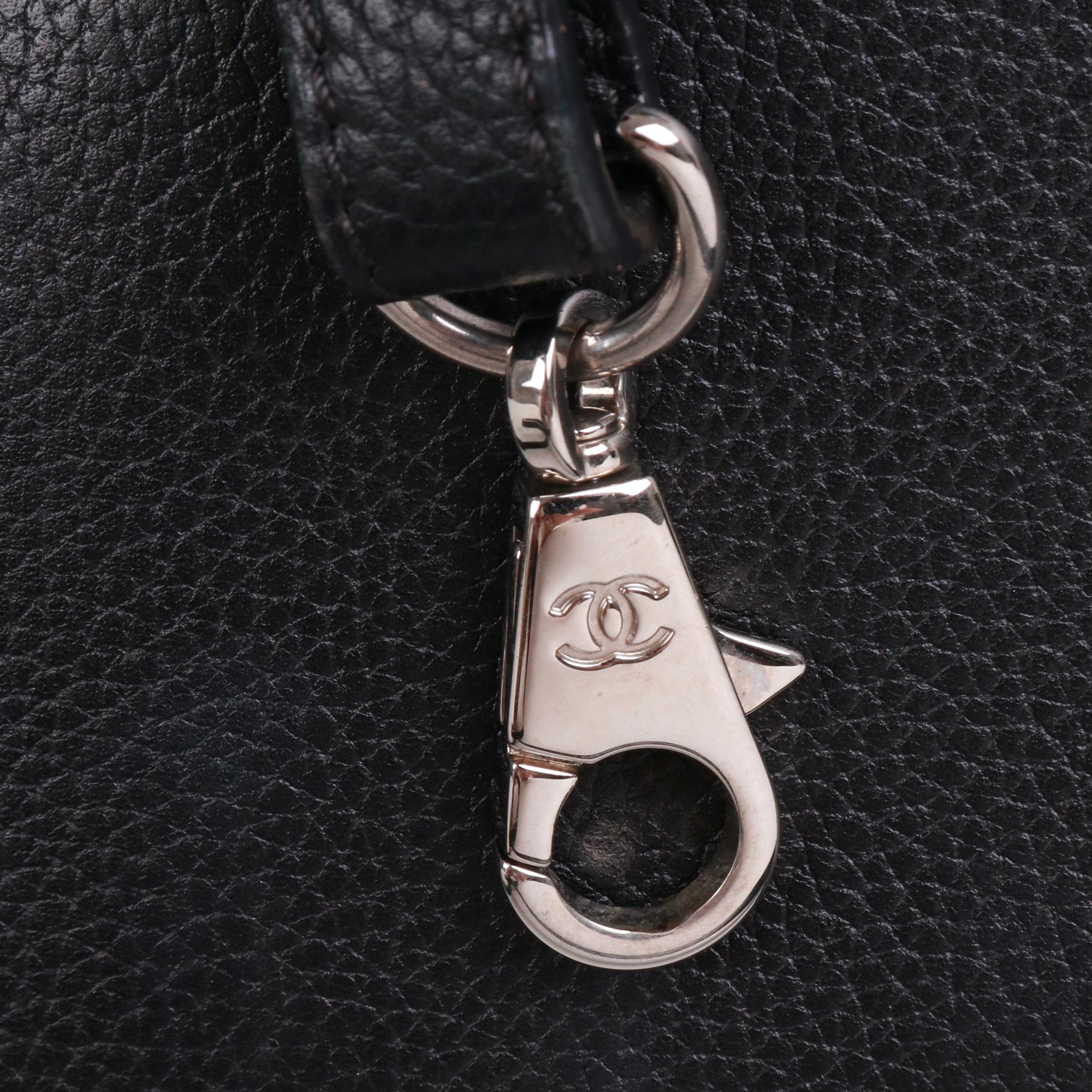 CHANEL - Sac à bandoulière Néo Executive Chanel en cuir grainé noir