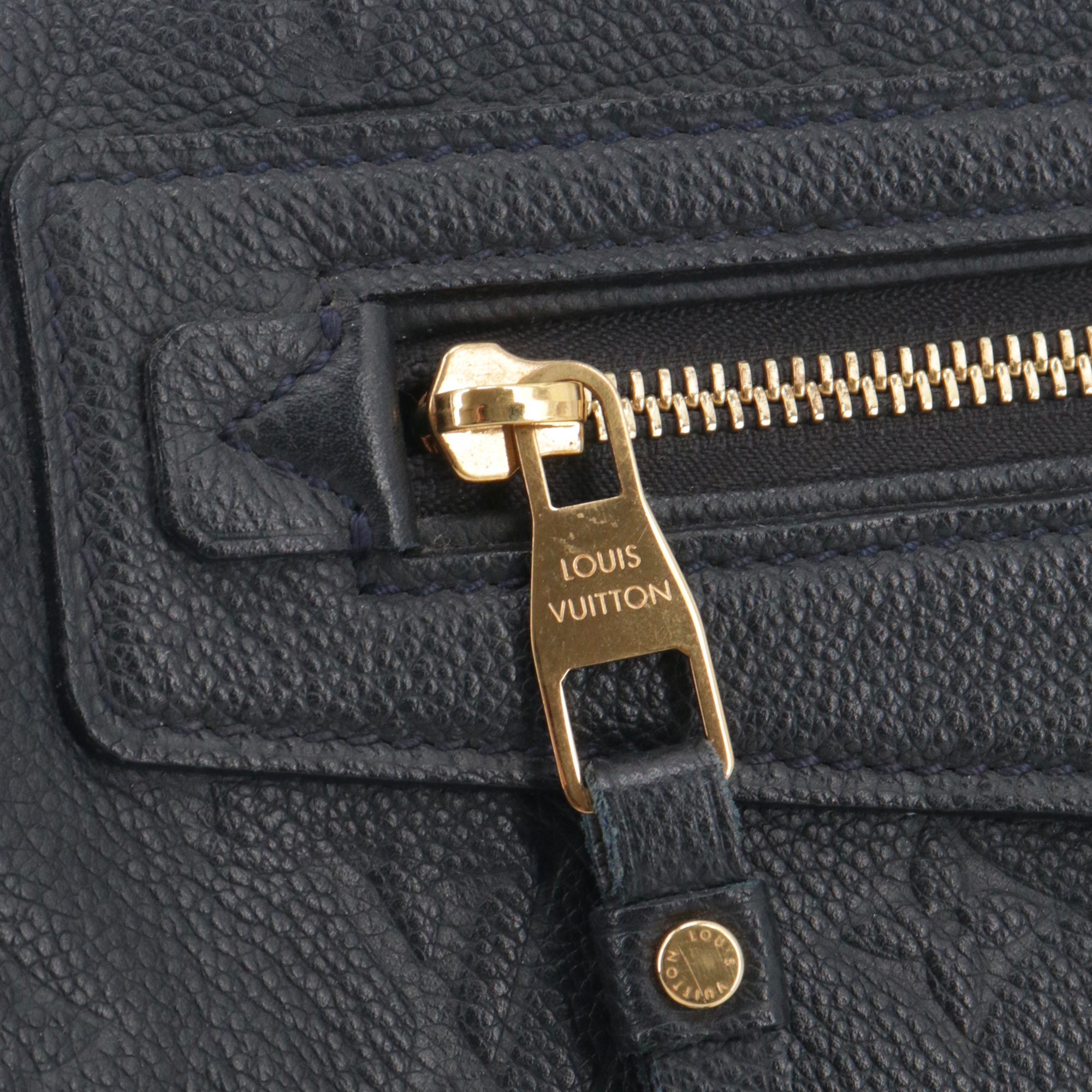 LOUIS VUITTON - Pochette Pétillante Louis Vuitton en cuir empreinte bleu marine