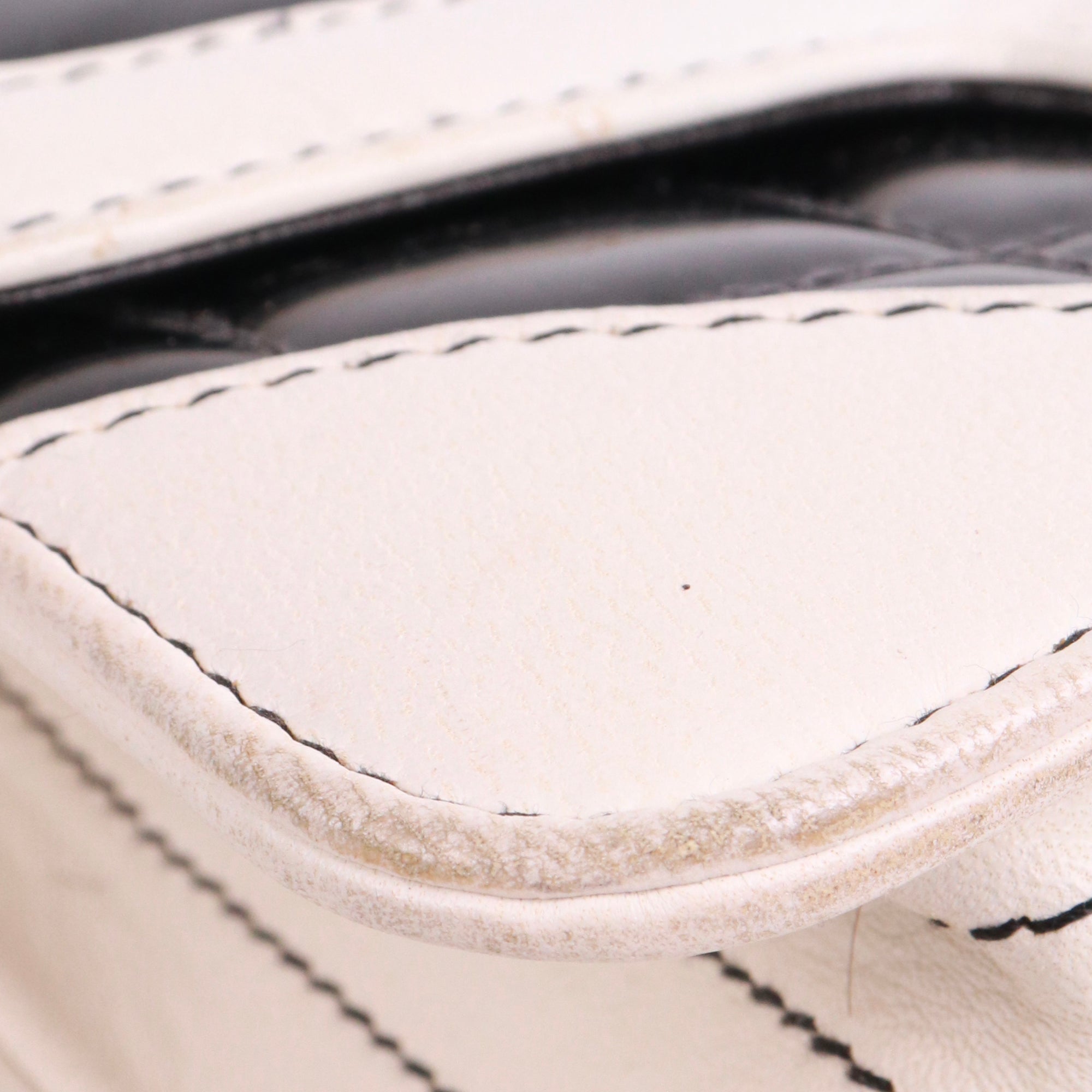 CHANEL - Sac à bandoulière Chocolate Bar Chanel en cuir verni bicolore vintage