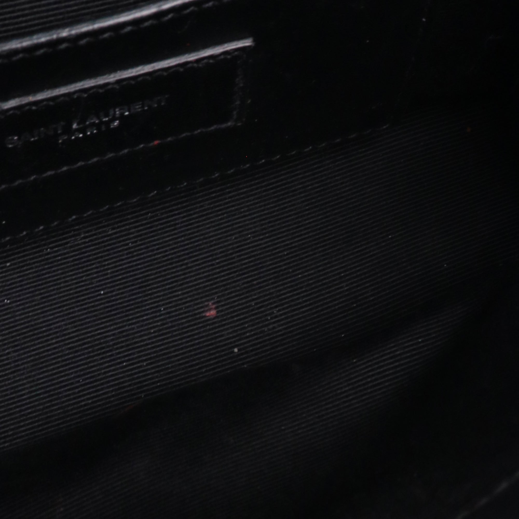 SAINT LAURENT - Sac à bandoulière Envelope Saint Laurent à franges en cuir noir